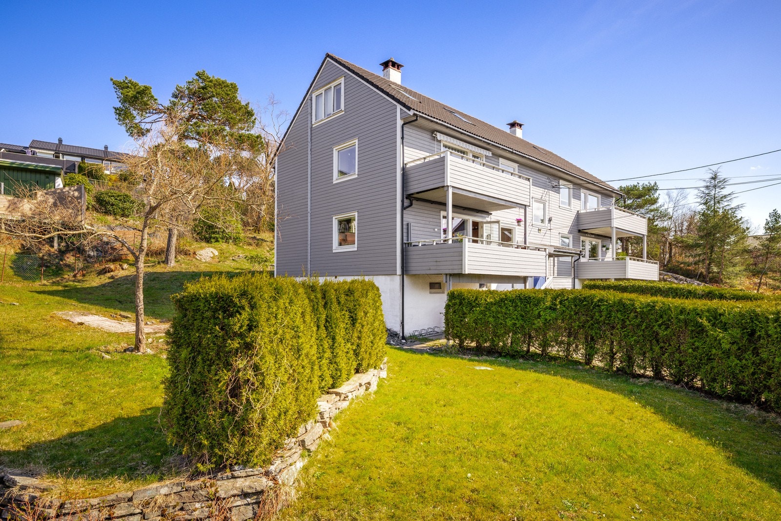 I tillegg disponerer boligen en egen hageflekk, som gir fine muligheter for uteopphold, lek og enkel beplantning. Galleribilde