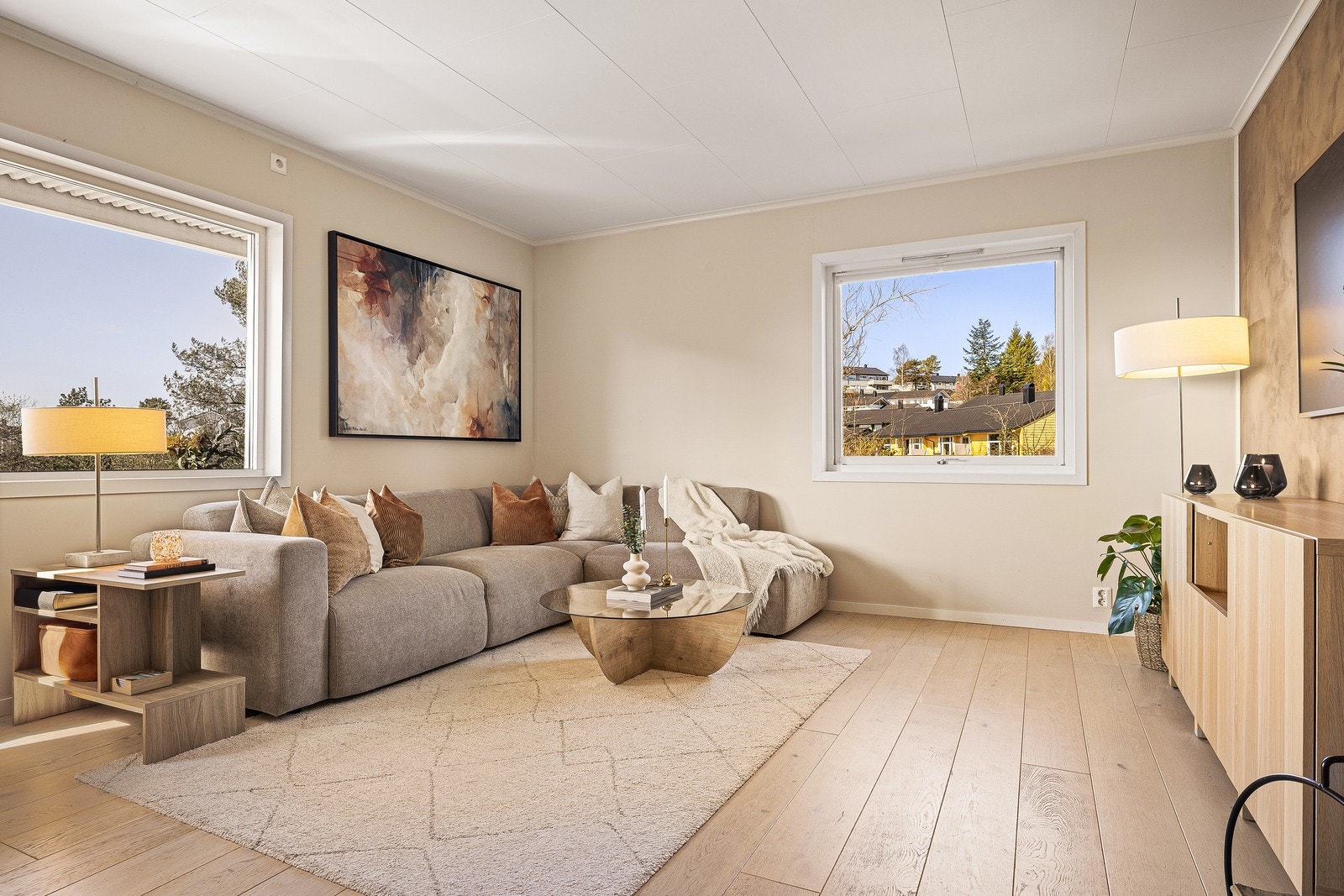 Stuen oppleves som luftig og lett å møblere, med god plass til en romslig sofagruppe. Vinduer på flere sider gir rikelig med naturlig lys og bidrar til en åpen og trivelig romfølelse. Galleribilde