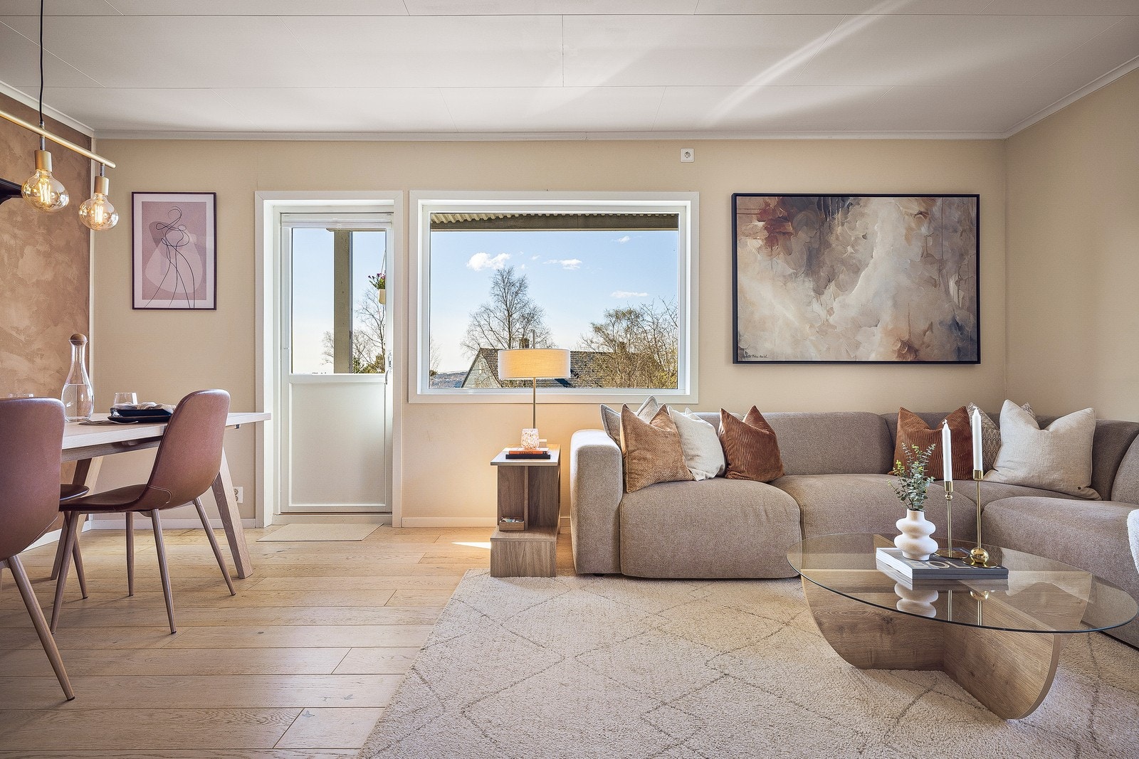 Lys og romslig stue på ca. 23,8 m² med god plass til både sofagruppe og spisebord. Store vindusflater og utgang til sørvestvendt altan gir rikelig med naturlig lys og en luftig romfølelse. Galleribilde