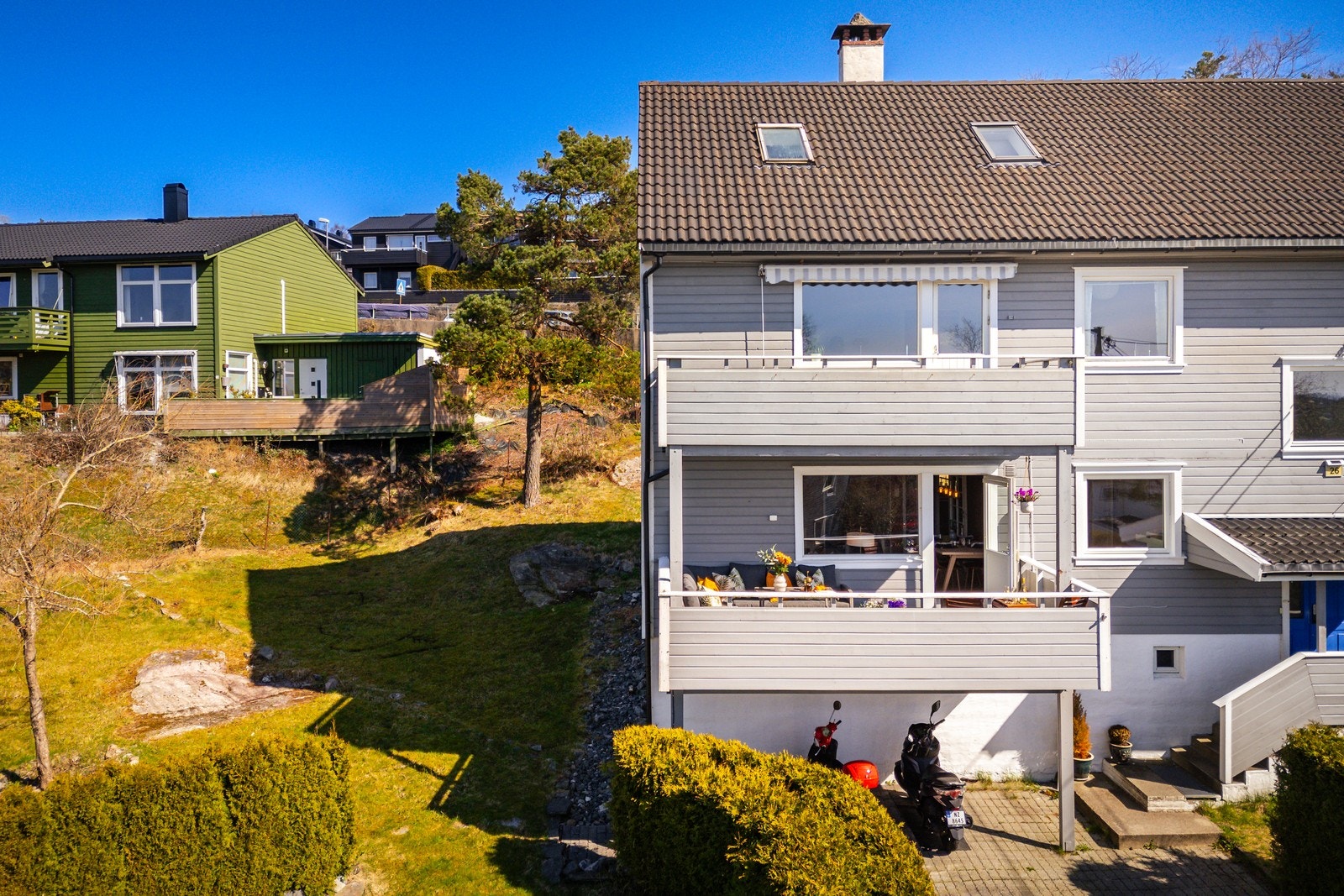 Boligen har en pen og velholdt fasade som gir et godt helhetsinntrykk, og fremstår som innbydende fra første øyekast. Galleribilde