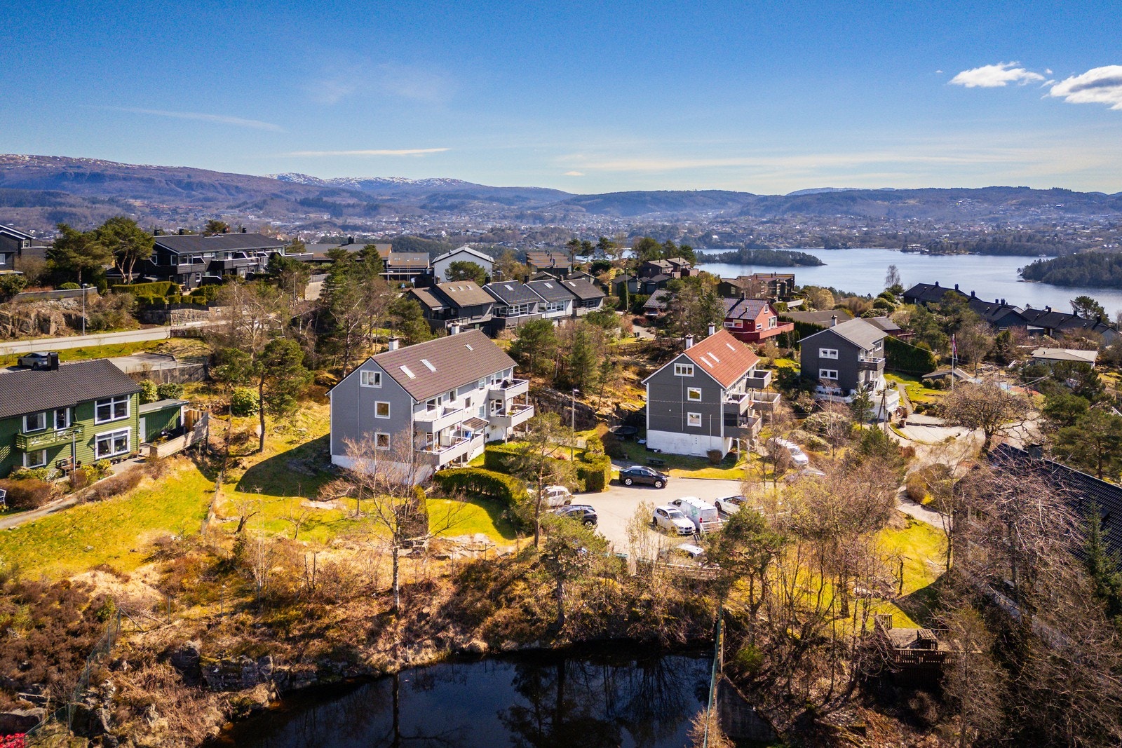 Boligen ligger i et rolig og etablert boligområde med flotte omgivelser og fin utsikt over nærliggende landskap og vann. Det medfølger gode parkeringsmuligheter i umiddelbar nærhet av boligen. Galleribilde
