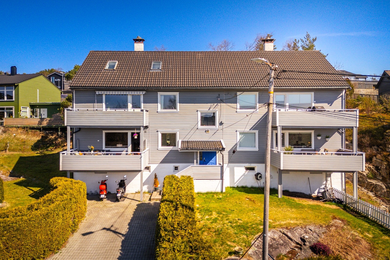 En praktisk og innholdsrik 3-roms selveierleilighet med god planløsning. Boligen ligger i et rolig og familievennlig område med kort vei til det meste, og byr på en fin kombinasjon av komfort, beliggenhet og gode kvaliteter. Galleribilde