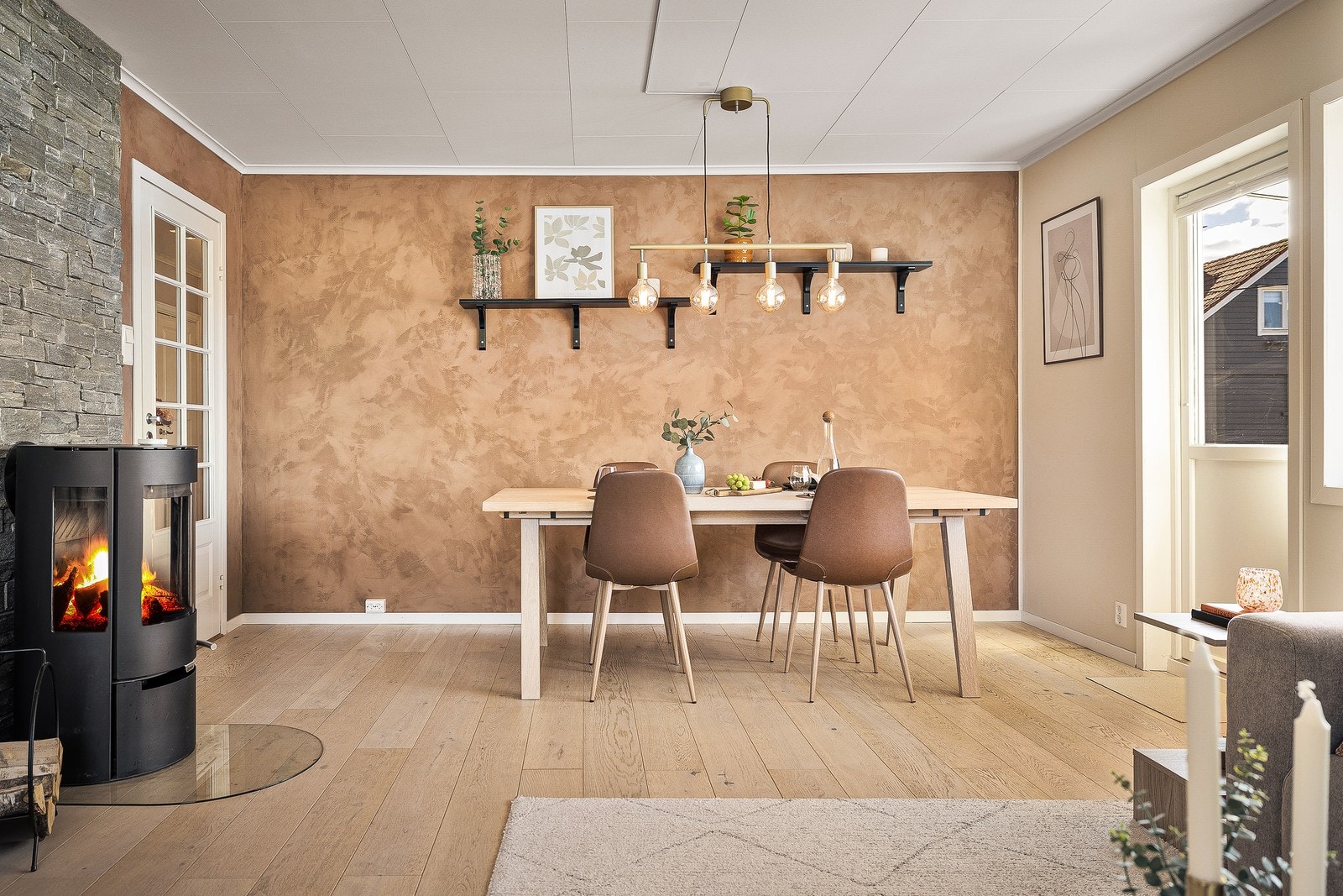 Spiseplassen er en naturlig forlengelse av stuen, med god plass til spisebord og tilhørende møblement. Den lune veggfargen og den åpne løsningen mot stuen skaper en varm og innbydende atmosfære. Galleribilde
