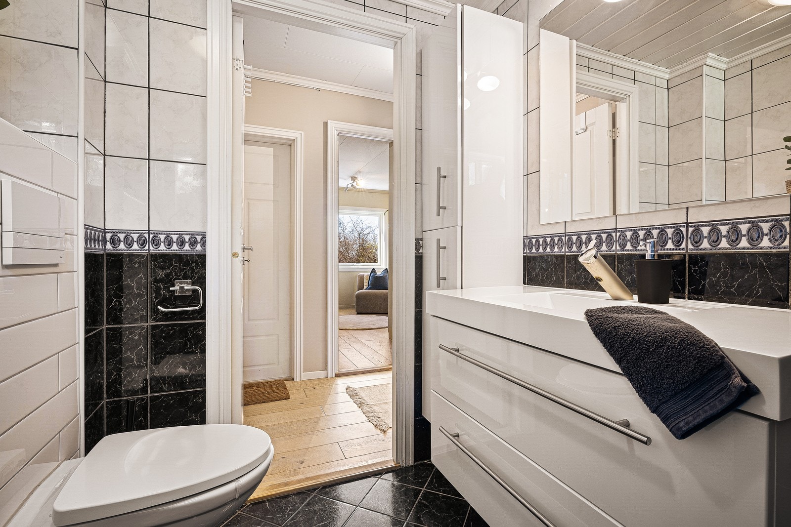Badet er på ca. 5 m² og fremstår som praktisk og funksjonelt med god plass til både oppbevaring og daglig bruk. Galleribilde