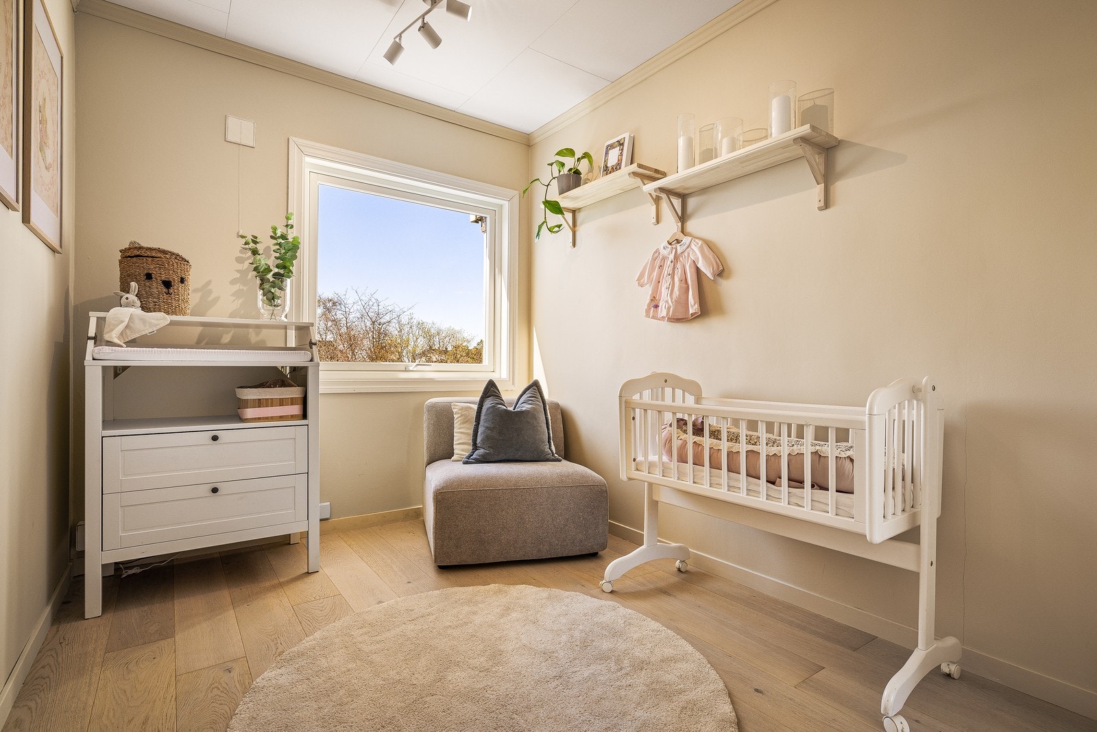 Boligen byr også på et hyggelig soverom på ca. 7 m², som egner seg perfekt som barnerom, gjesterom eller hjemmekontor. Galleribilde