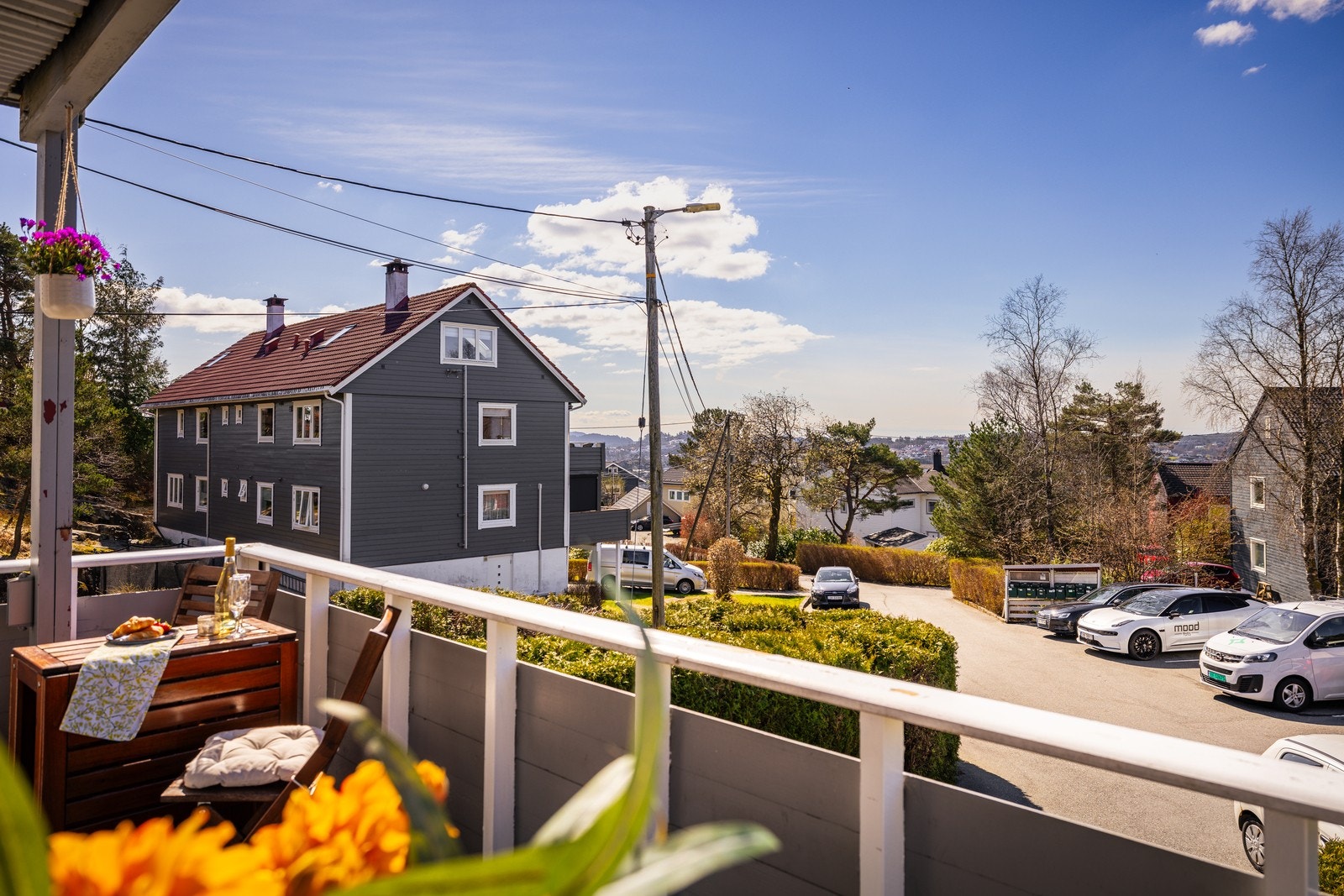 Fra altanen har du utsyn mot rolige og etablerte omgivelser med nærliggende bebyggelse og grønne arealer. Galleribilde