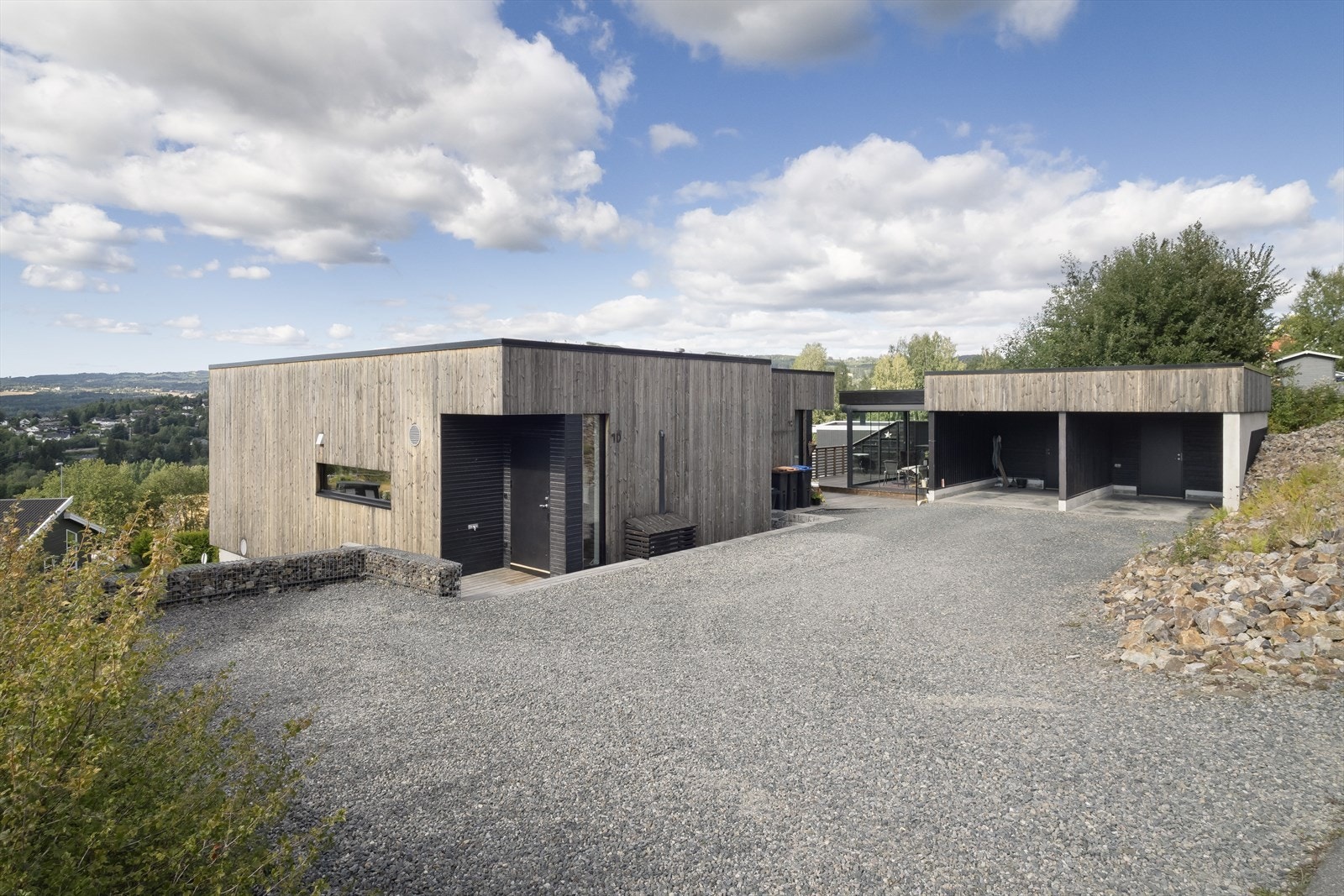 Boligen disponerer en carportplass på ca. 14 m² med elbillader. Galleribilde