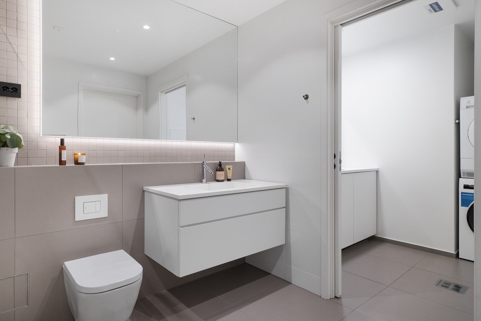 Fra badet er det direkte adkomst til et praktisk vaskerom. Galleribilde