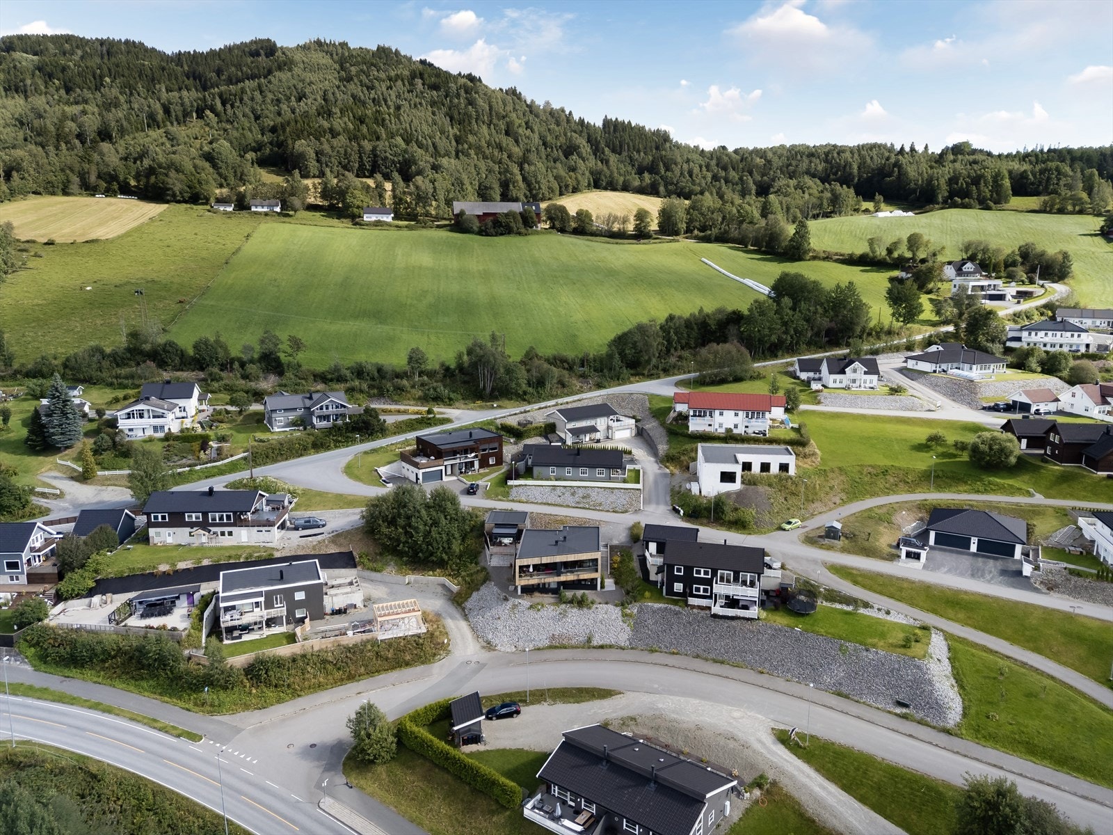 Store friluftsområder med fine turmuligheter i bl.a. Høsbjøråsen. Galleribilde