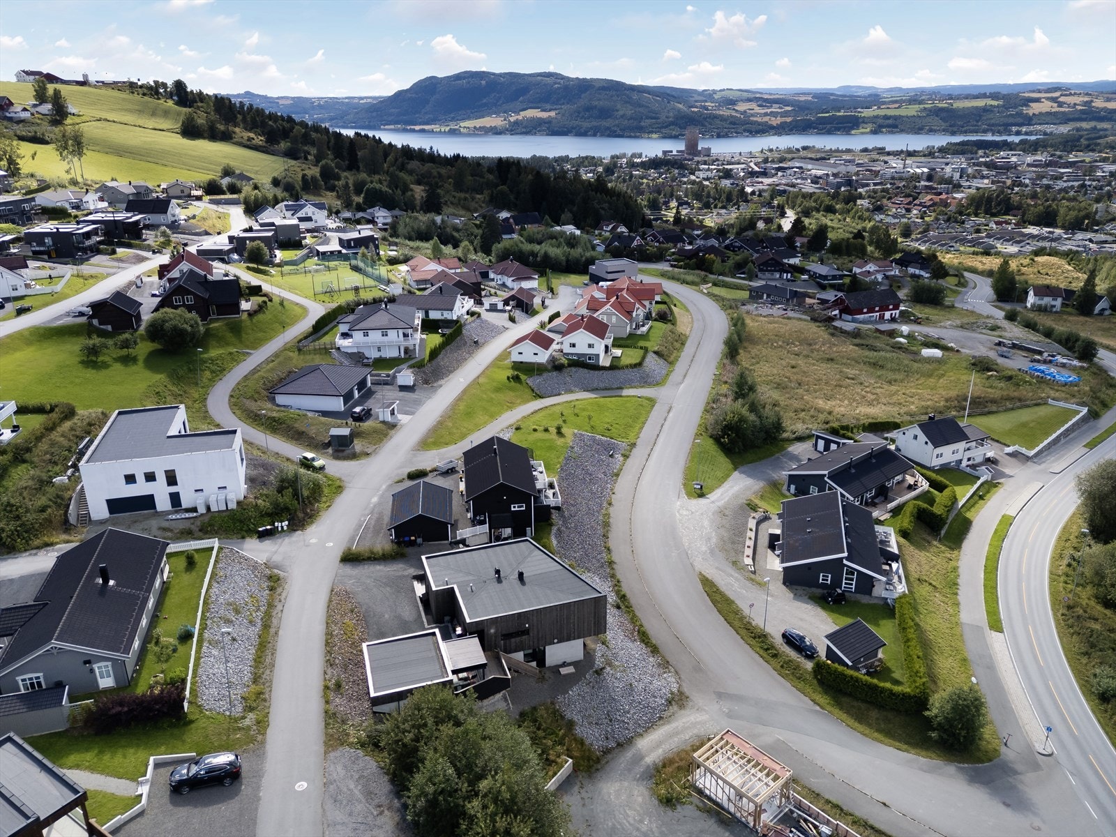Meget barnevennlig med lite trafikk og stor lekeplass på feltet. Galleribilde