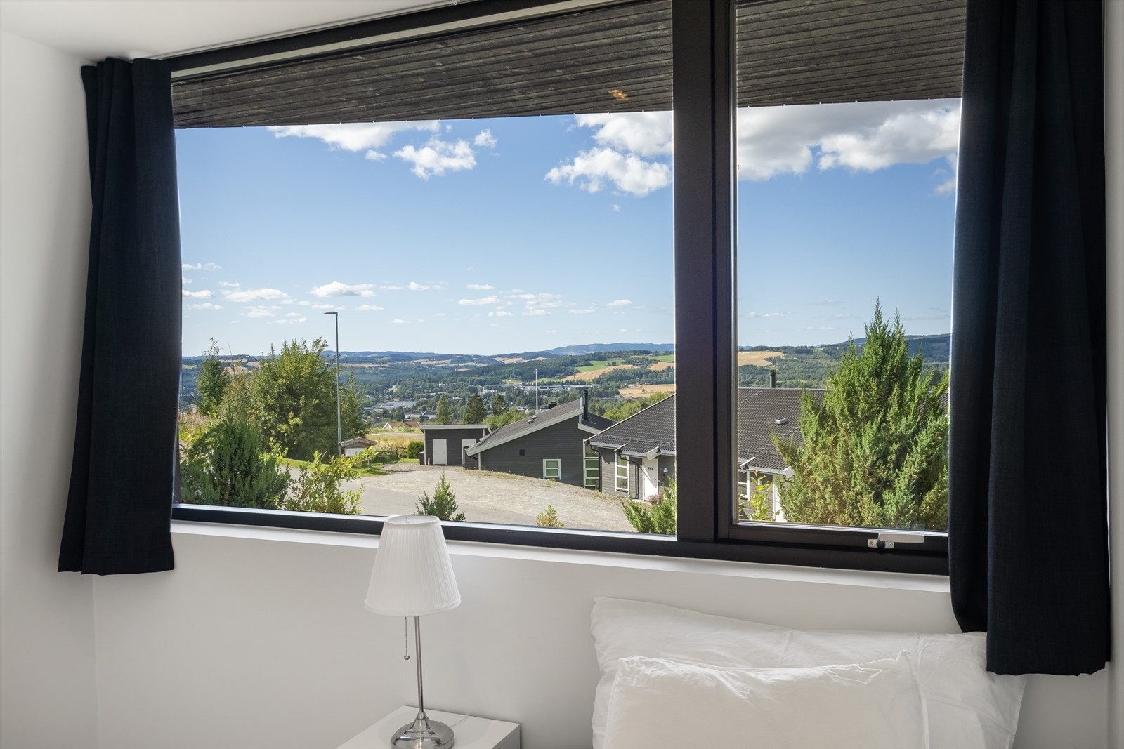 Vinduet på soverommet rammer inn den fine utsikten. Galleribilde