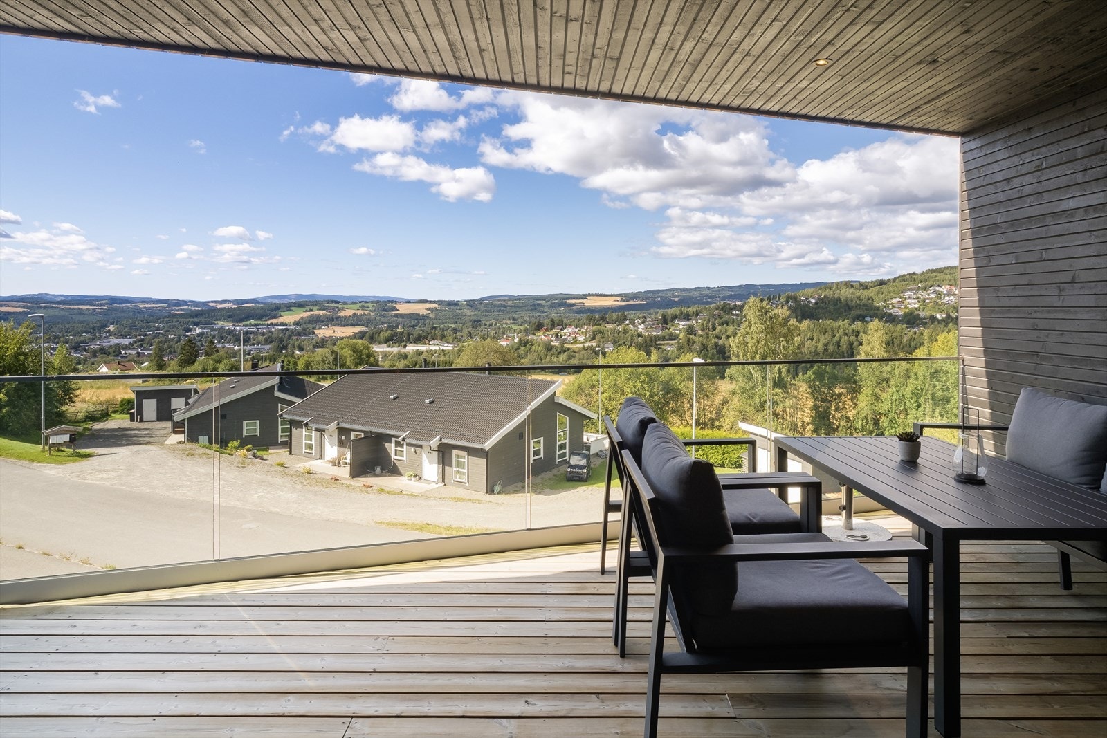 En halvpart av tomannsbolig i funkisstil med store vindusflater og gjennomgående moderne løsninger. Galleribilde