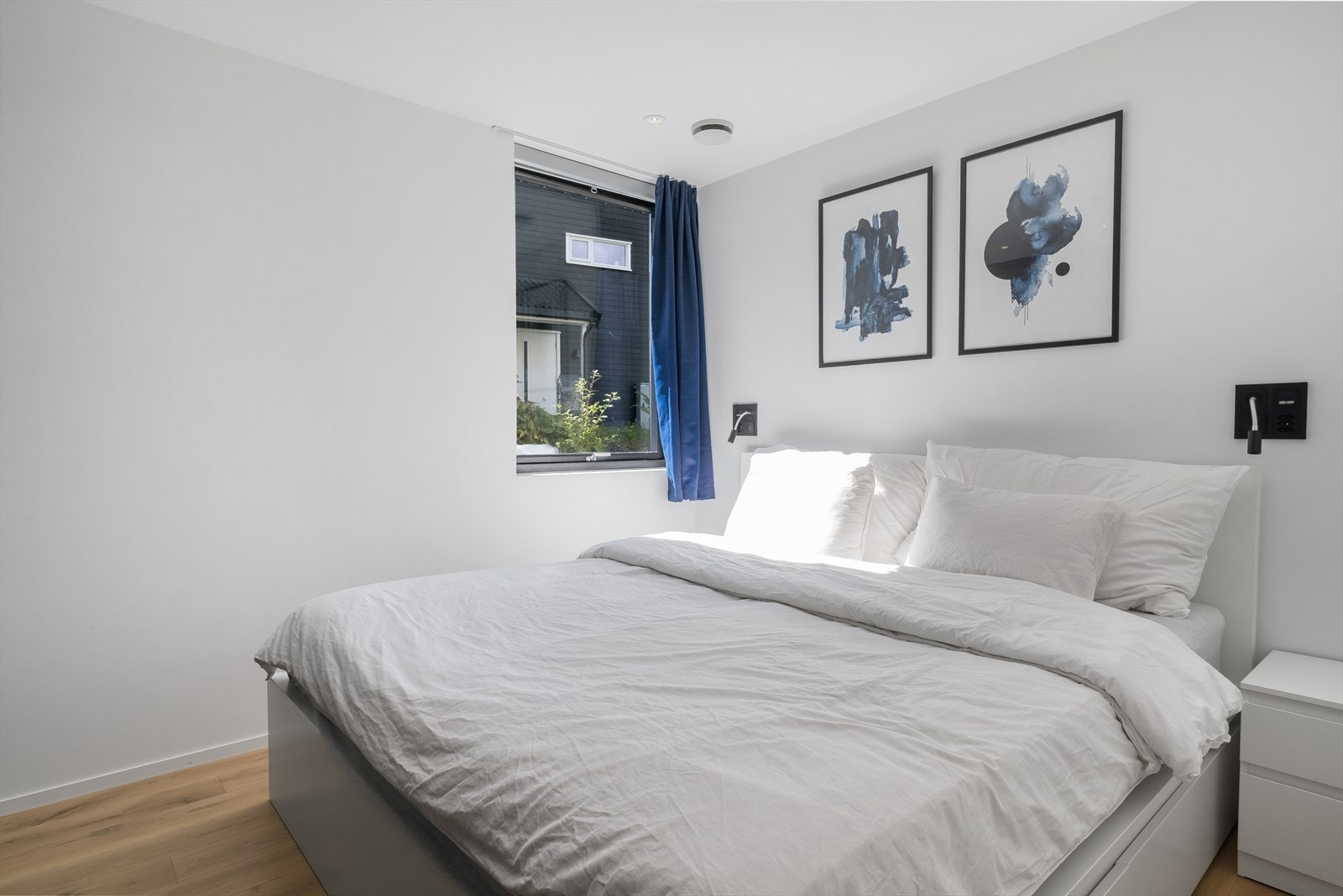 Boligen byr på tre gode soverom, alle praktisk plassert i underetasjen med kort avstand til både bad og vaskerom. Galleribilde