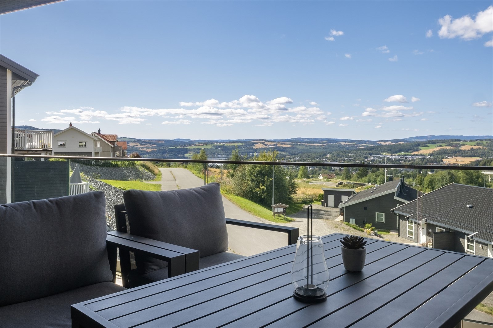 Her kan du nyte gode solforhold og en flott utsikt over omgivelsene. Det er montert utvendig screens på vinduer/skyvedører i stue for solskjermen. Galleribilde