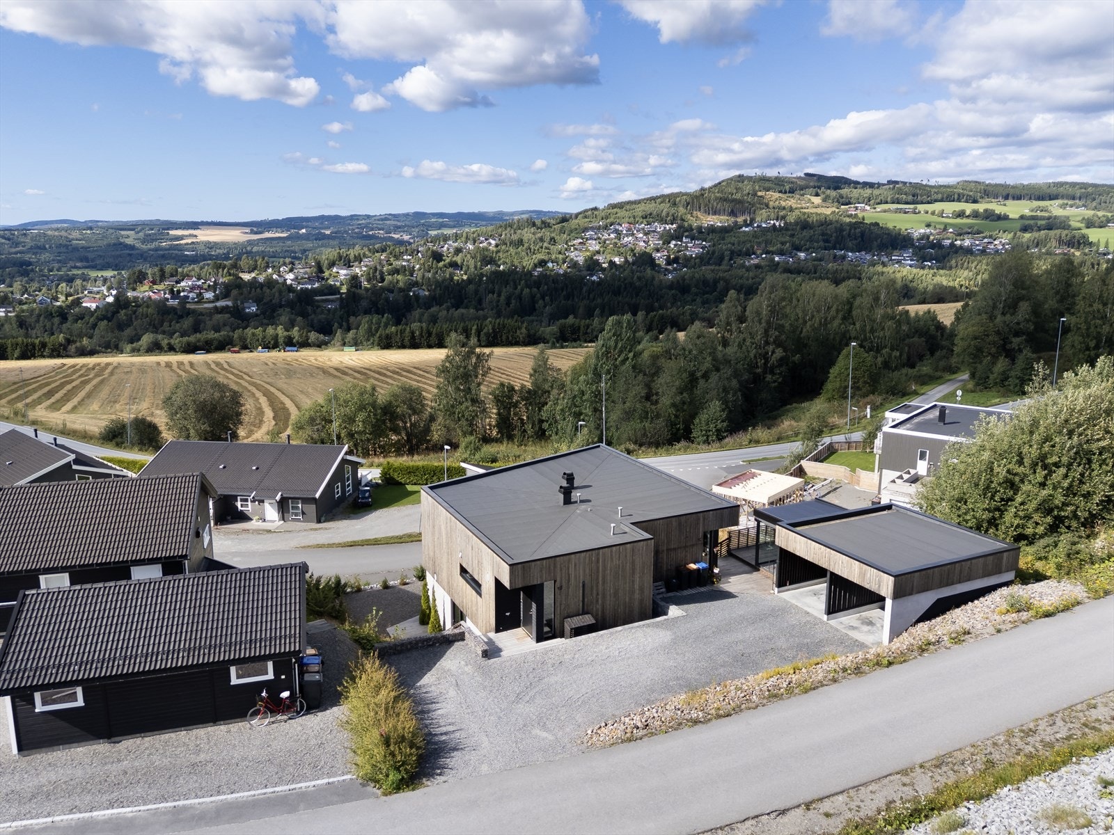 Boligen ligger i et nyere og etablert boligfelt med kort avstand til Brumunddal sentrum. Galleribilde