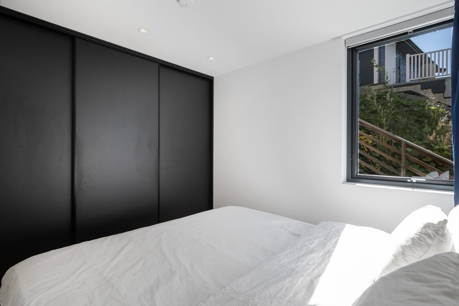 Hovedsoverommet er utstyrt med en stor skyvedørsgarderobe som gir rikelig med oppbevaringsplass. Galleribilde