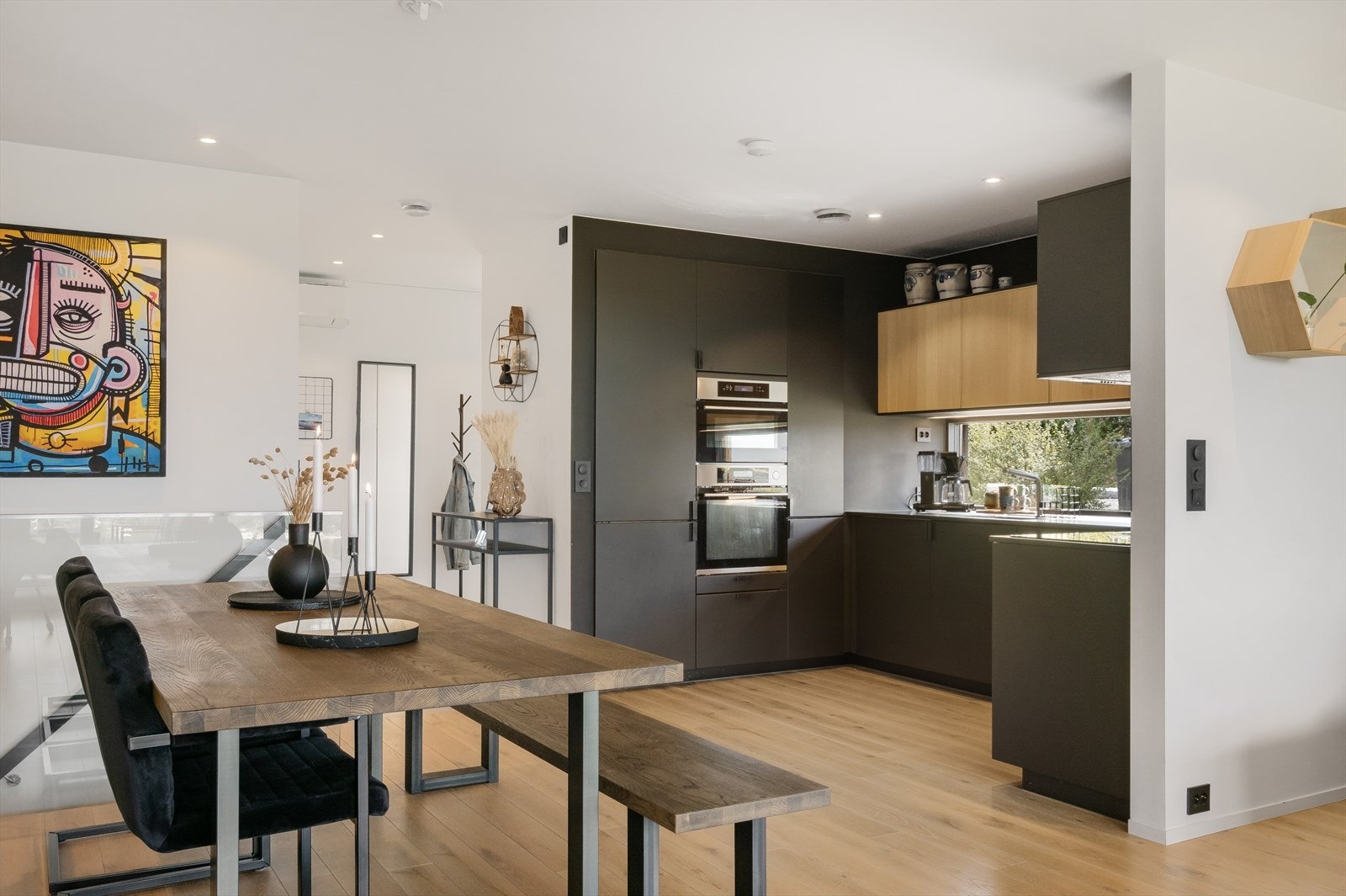 Det er utstrakt bruk av downlights og designerbelysning som sammen med varme styres av ELKO-smarthjem. Galleribilde