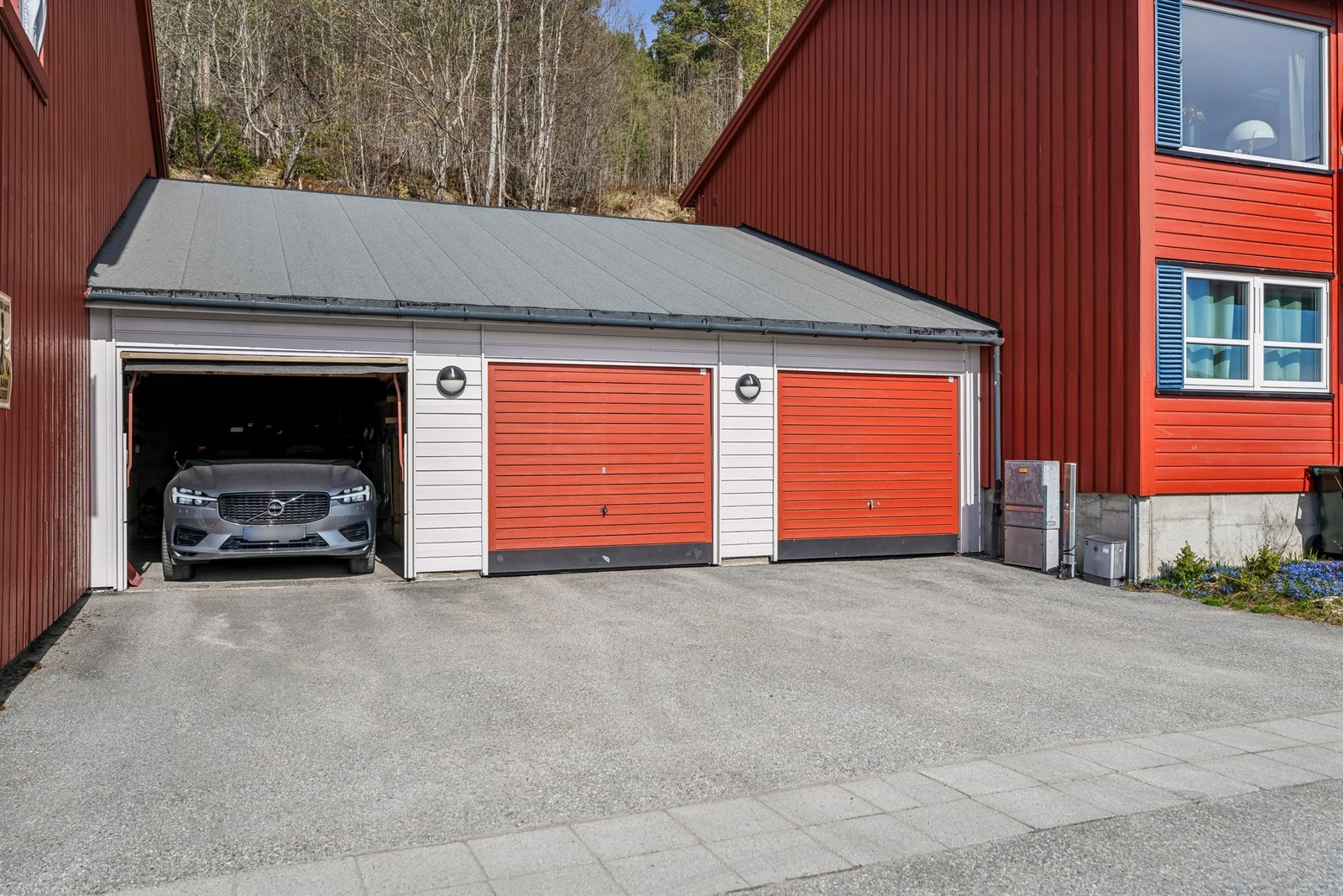 Garasjen i midten medfølger boligen. Galleribilde