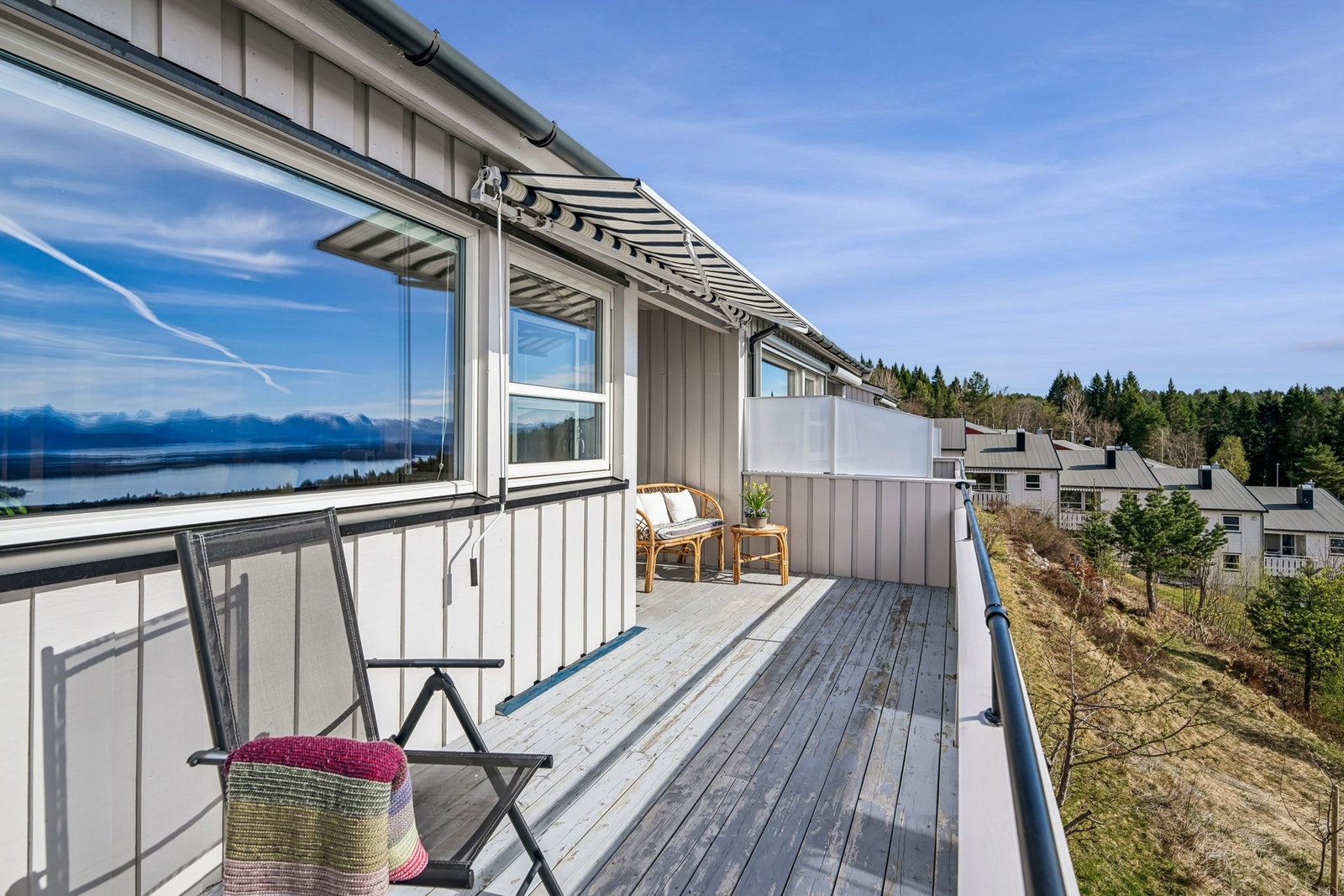 Verandaen har god plass til å innrede med utemøblement i flere soner. Galleribilde