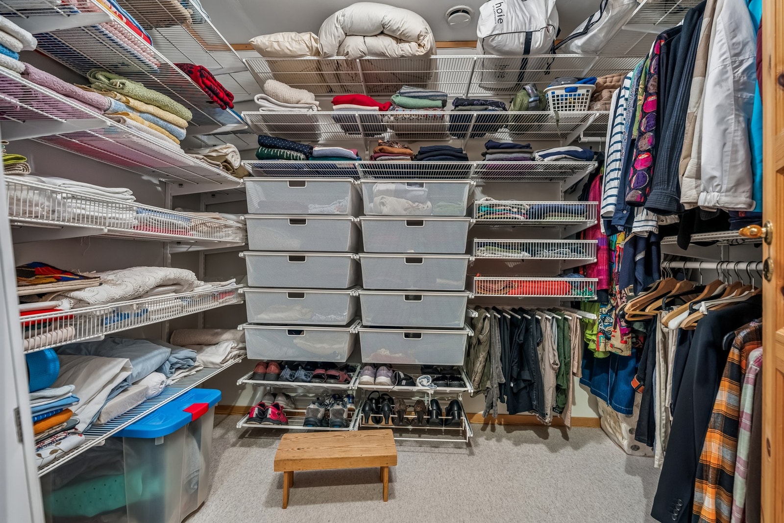 Garderobe/walk-in innredet med et omfattende og meget praktisk hyllesystem fra Elfa. Galleribilde