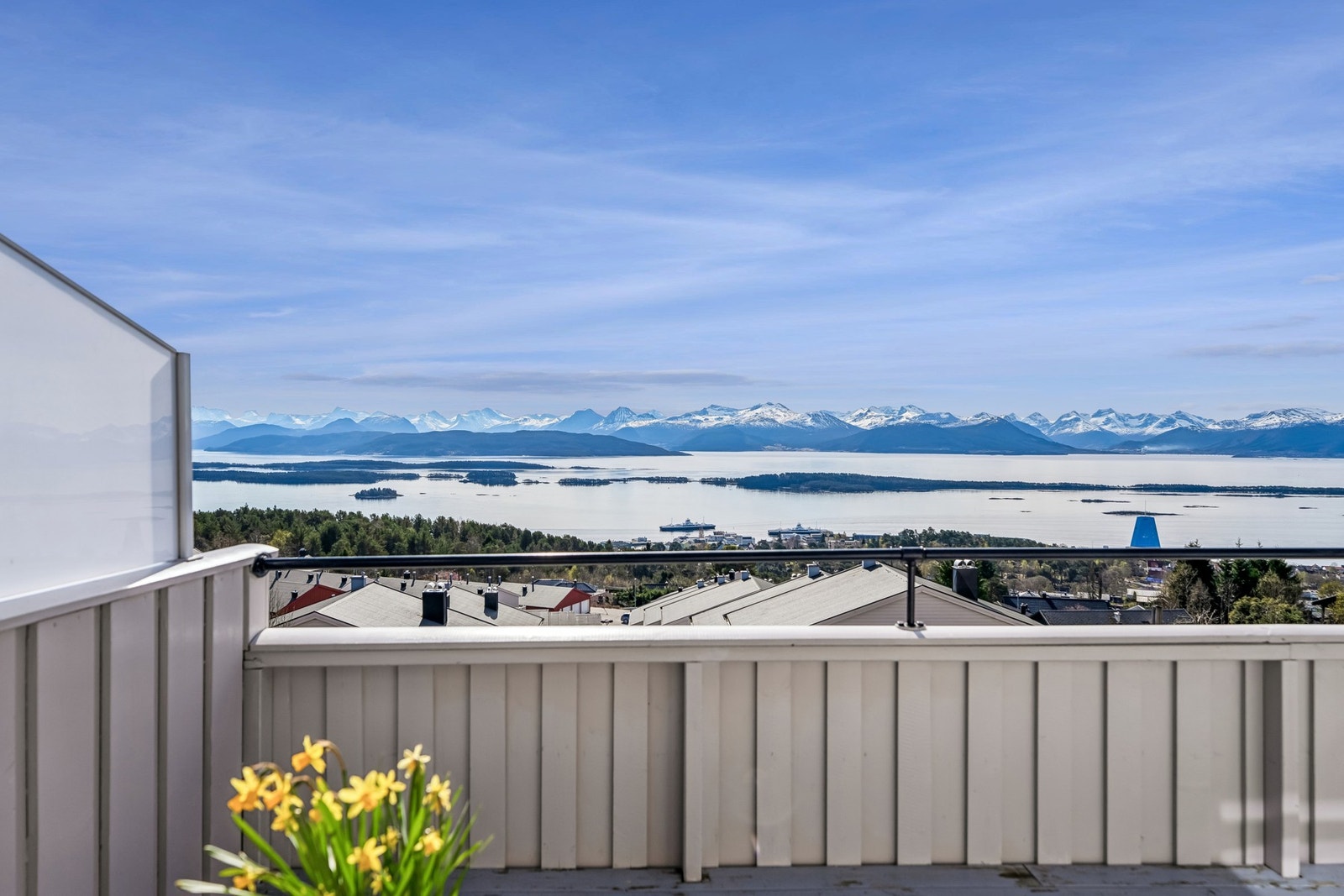Fra stuen er det utgang til en veranda på 14 m² med flotte sol- og utsiktsforhold. Galleribilde