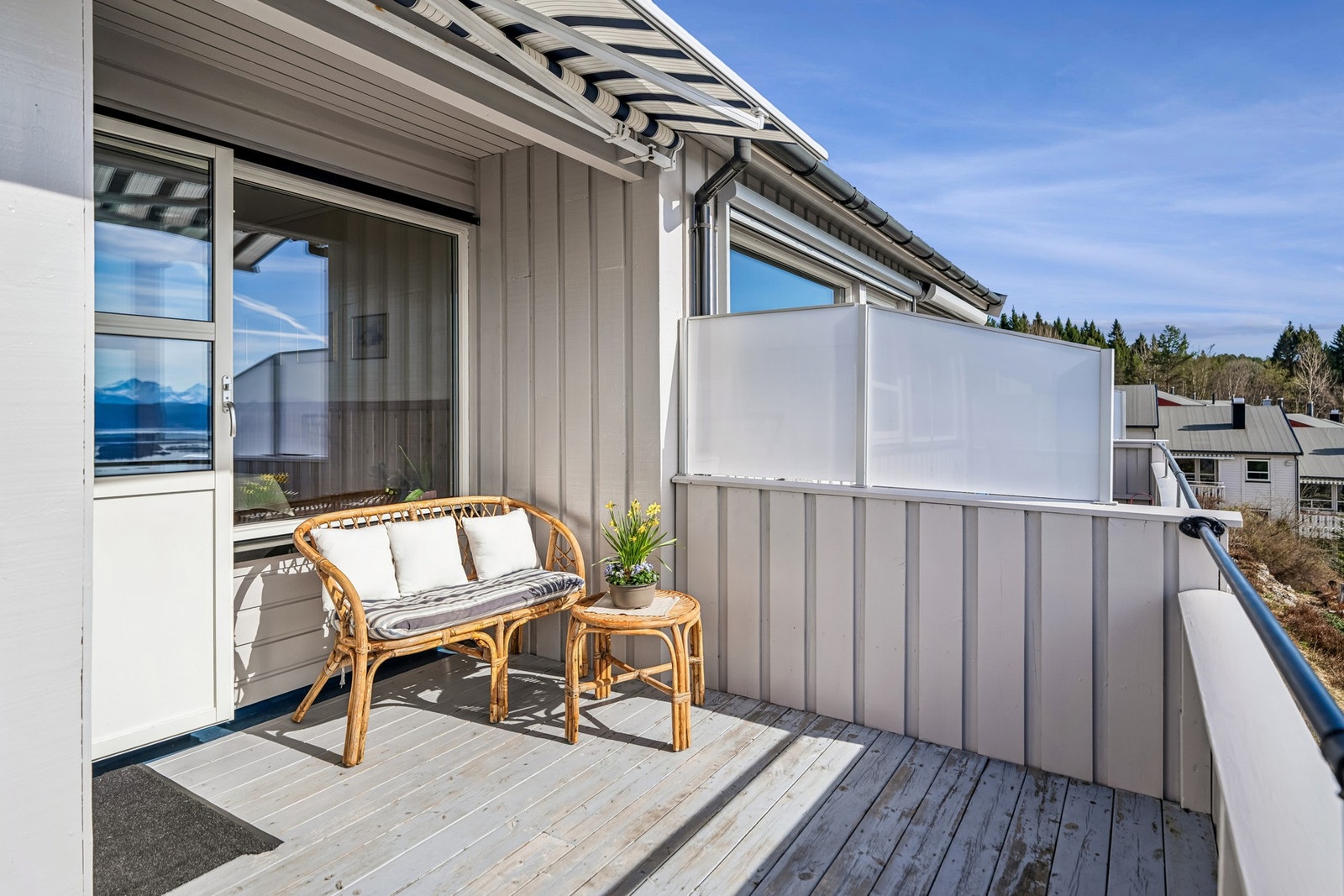 Sydvendt veranda på 14 m² med utvendig markise. Etter at bildene ble tatt er verandagulvet blitt vasket og malt på nytt. Galleribilde