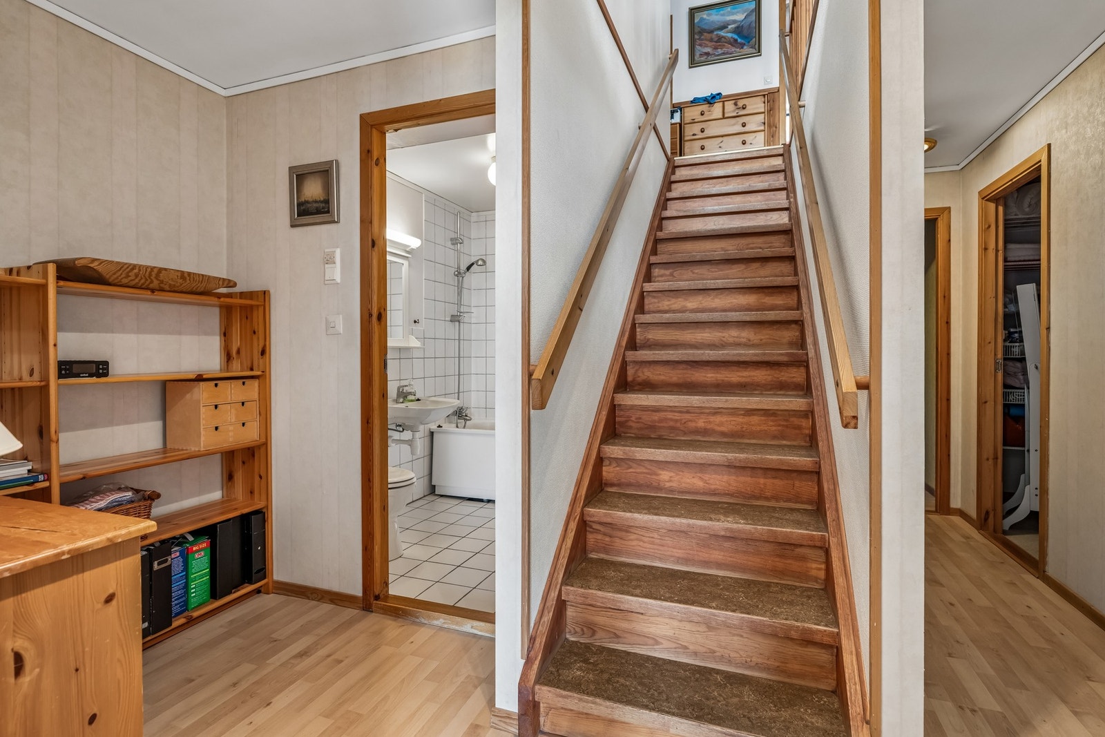 Underetasjen inneholder 2 soverom, bad, walk in-garderobe, hobbyrom og bod. Galleribilde