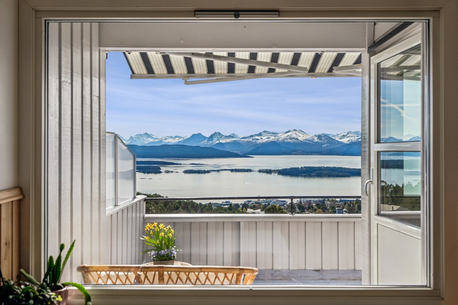 Vinduer, verandadører og inngangsdør ble skiftet i 2017. Verandaen ble utvidet samme år. Galleribilde