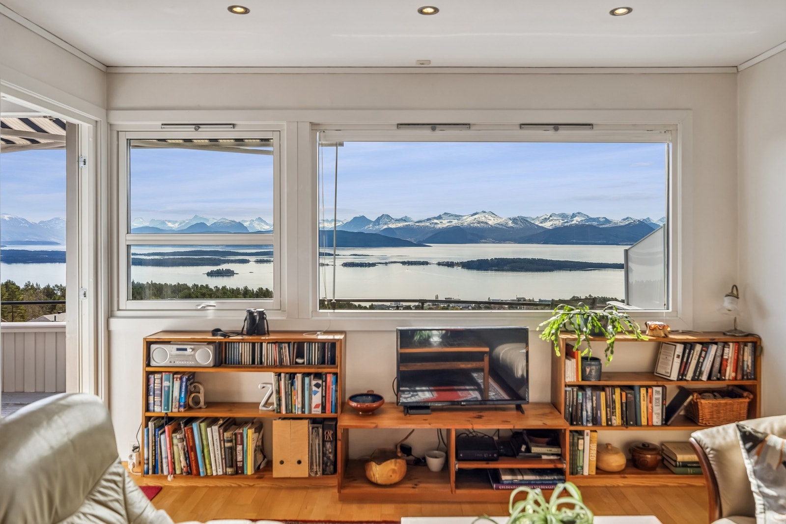 Koselig rekkehus over to plan med svært barnevennlig beliggenhet og fantastisk utsikt i populære Kringsjå borettslag. Galleribilde