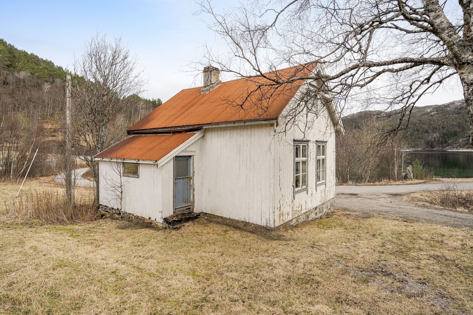 Eldre fritidsbolig oppført i 1918 med behov for oppgraderinger og oppussing Galleribilde