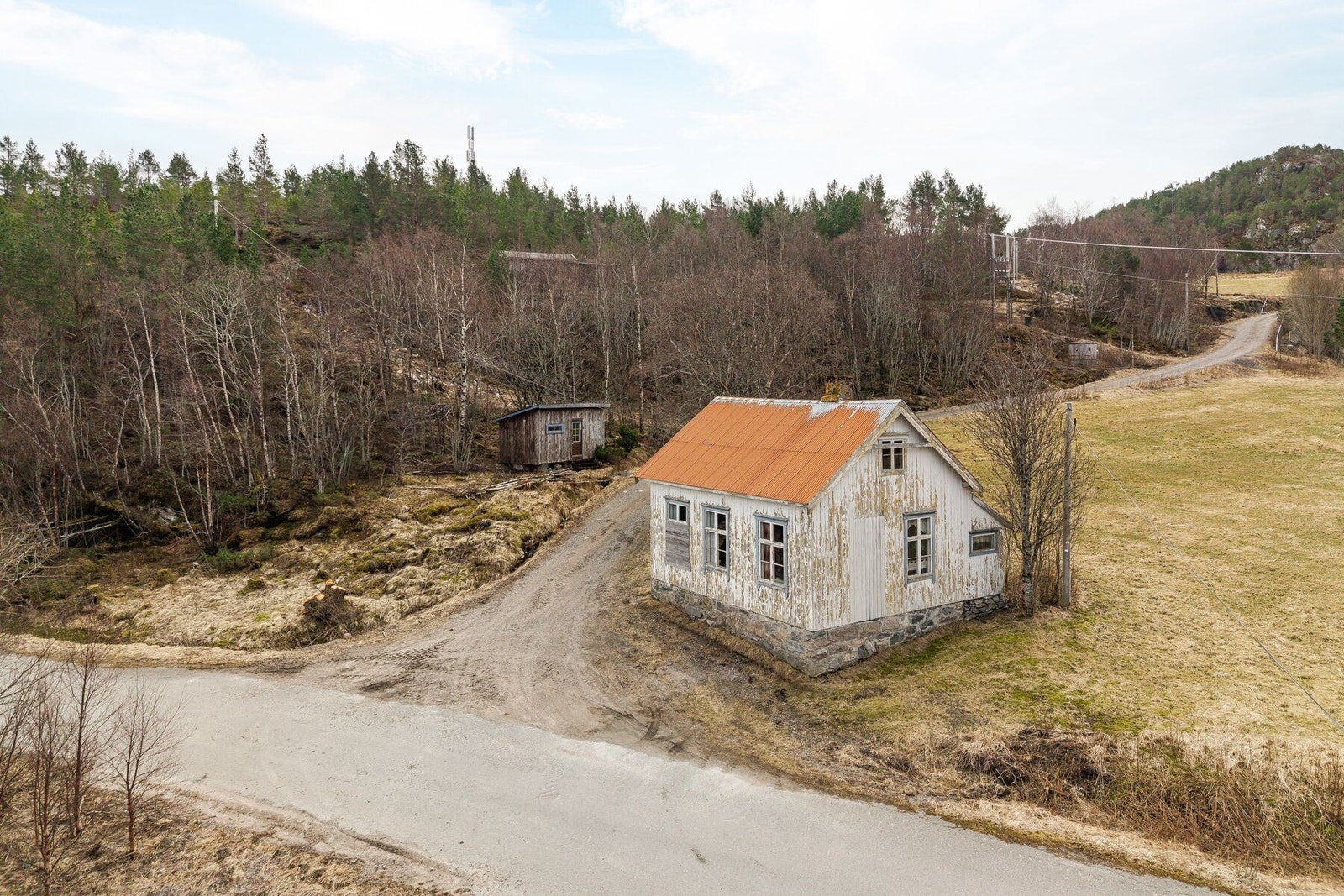 Det er i tillegg uthus/bod på 13 kvm. oppført på eiendommen Galleribilde