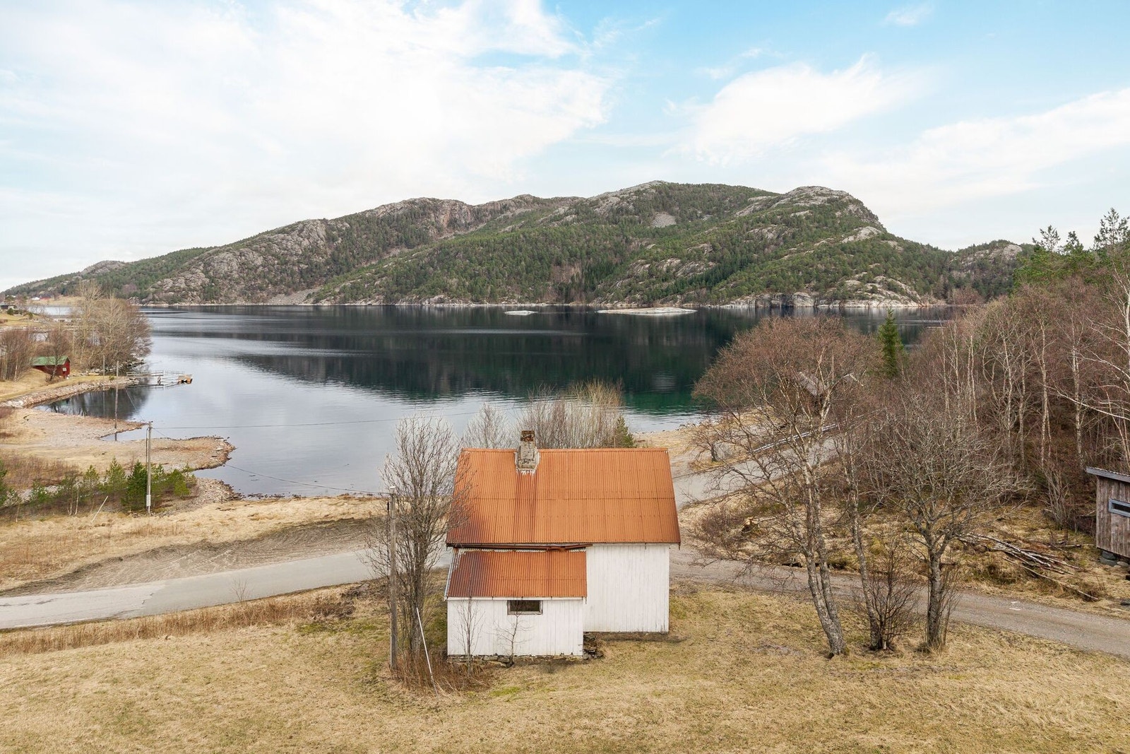 Fritidseiendom med idyllisk beliggenhet rett ved sjøen Galleribilde