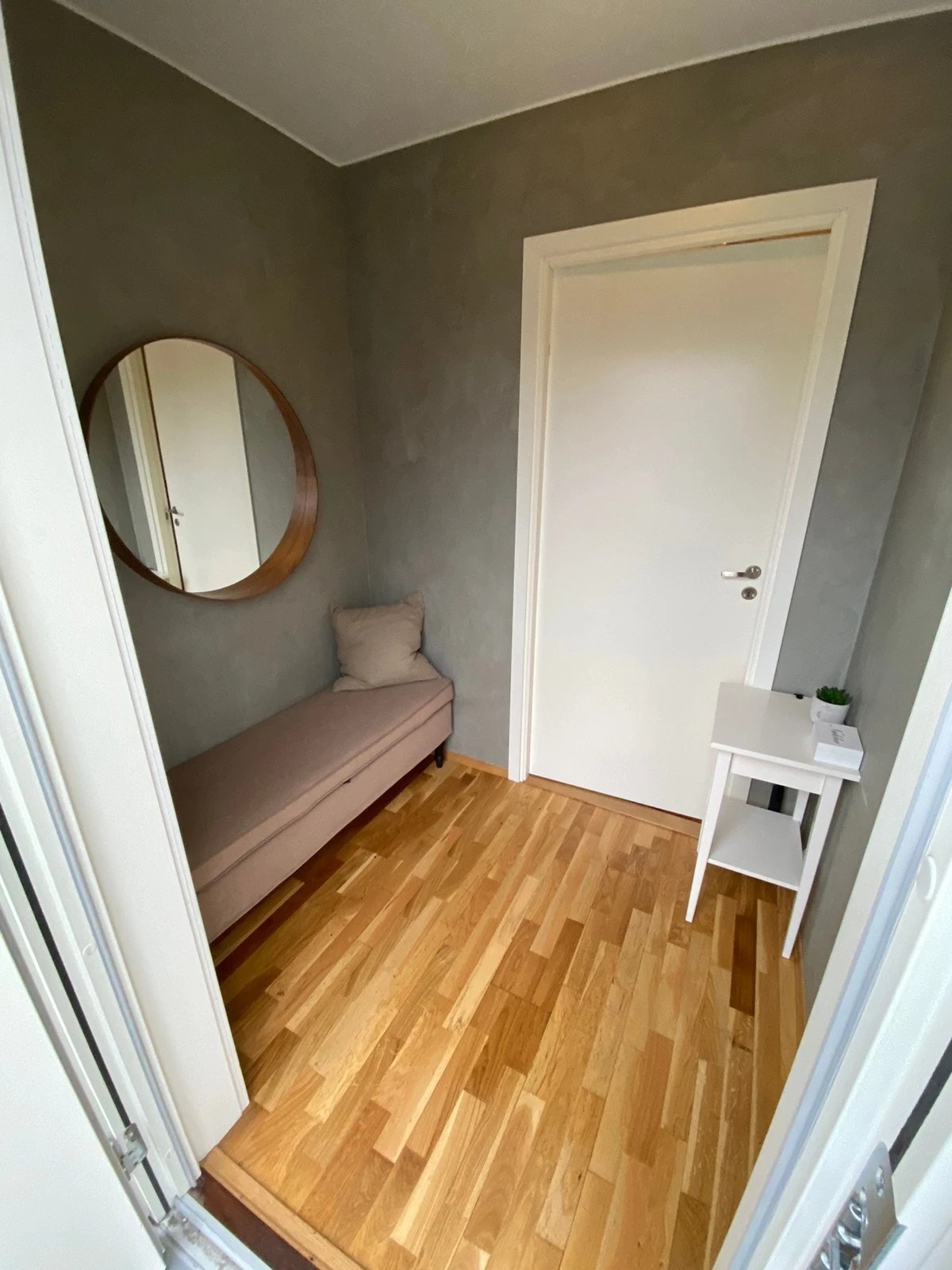 Entrè med plass til klær og sko. Galleribilde