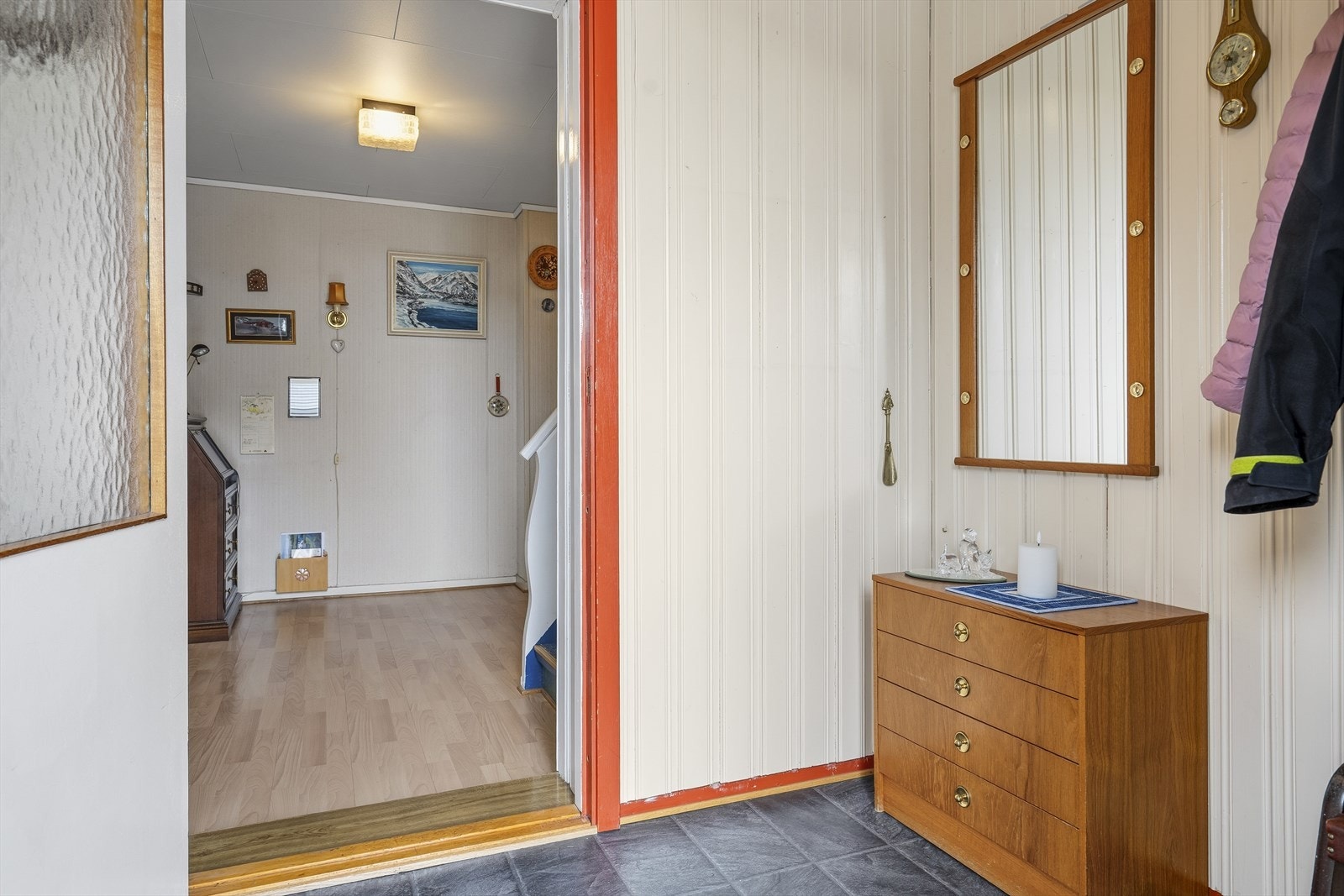 Her ønskes man velkommen inn i en lys og praktisk entré med opphengsløsning og plass til kommode Galleribilde