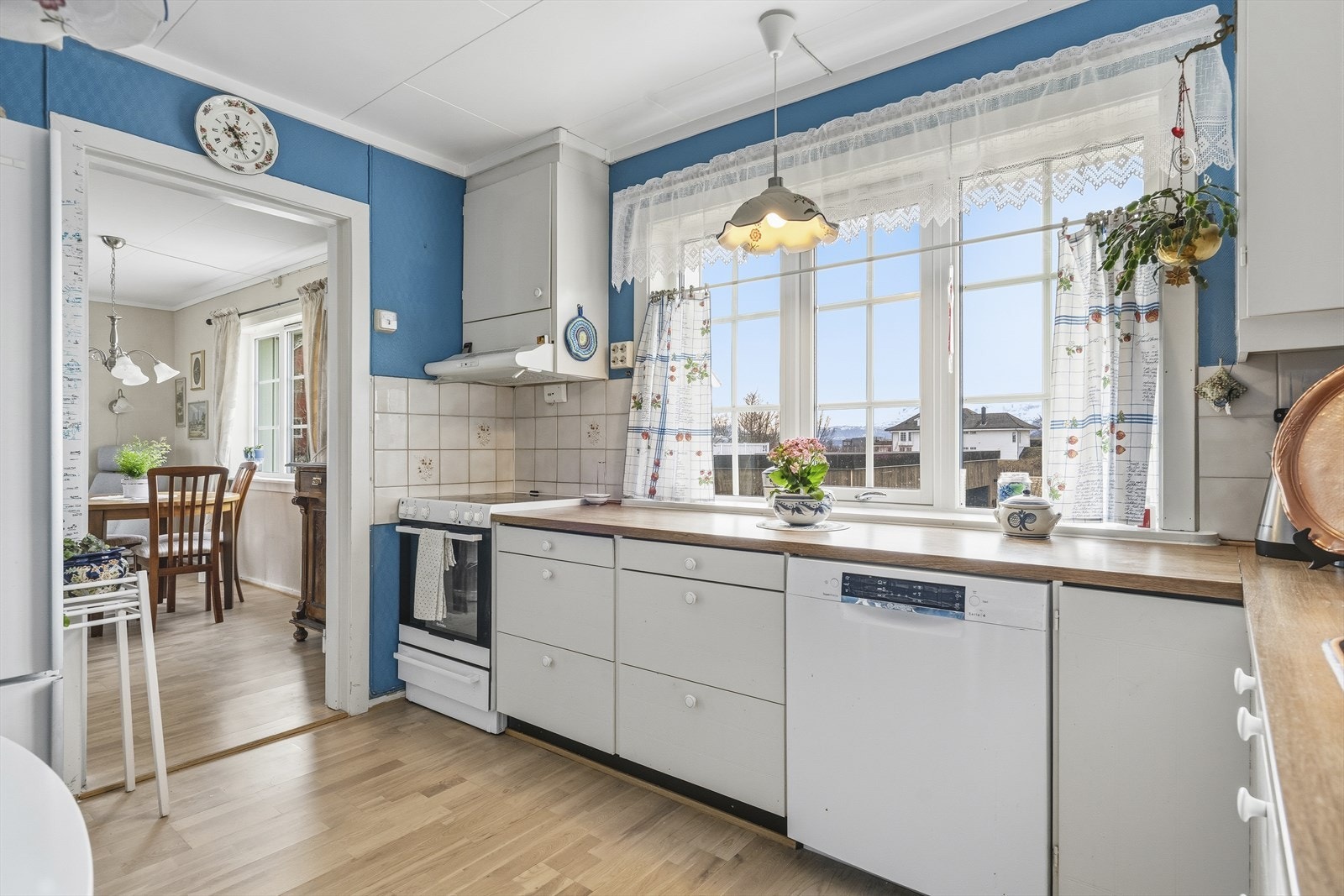 Kjøkkenet er utstyrt med frittstående komfyr, oppvaskmaskin og kjøl-/fryseskap. Mekanisk avtrekk plassert over komfyr Galleribilde