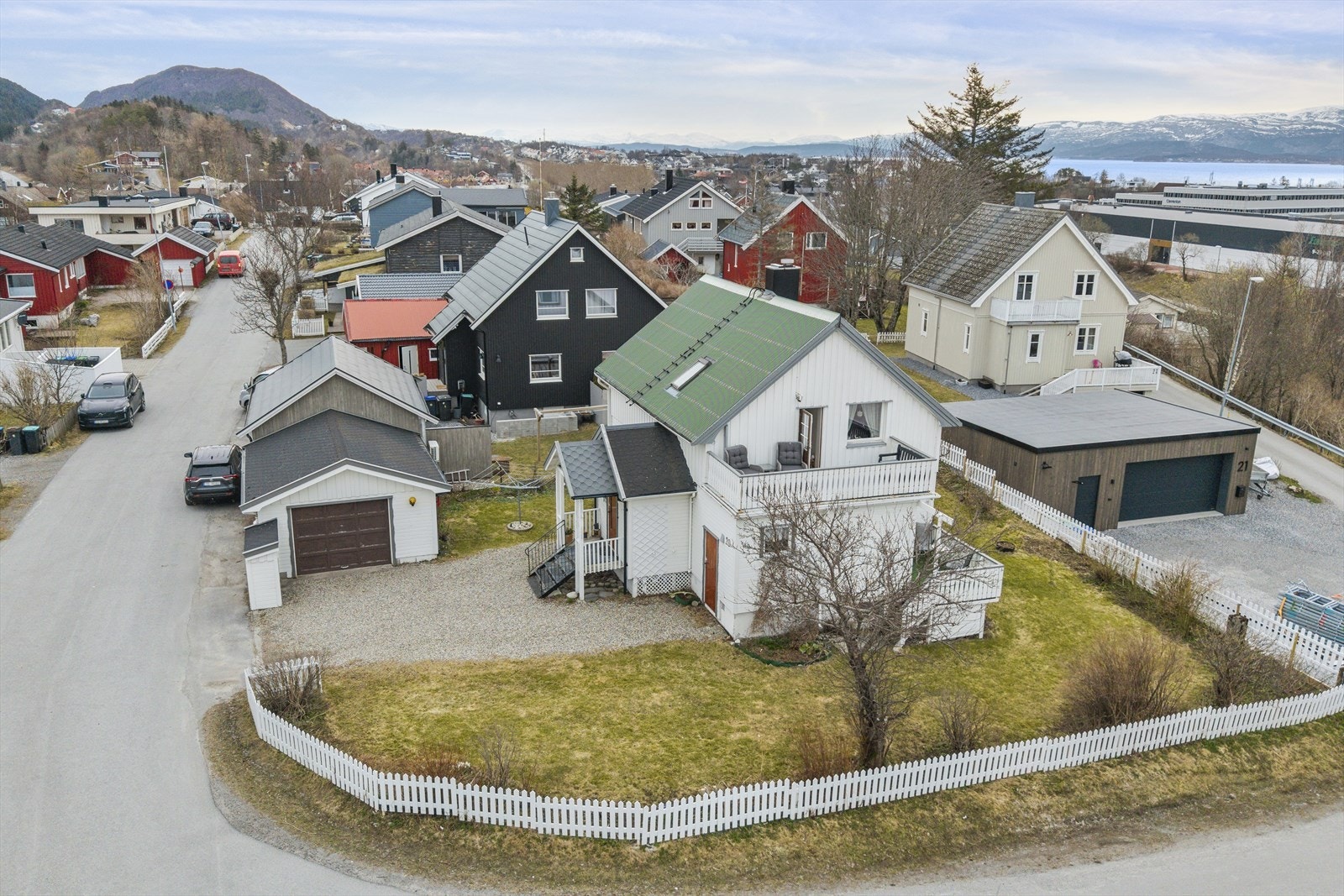 En sjarmerende & innholdsrik enebolig med flott hjørnetomt. Galleribilde