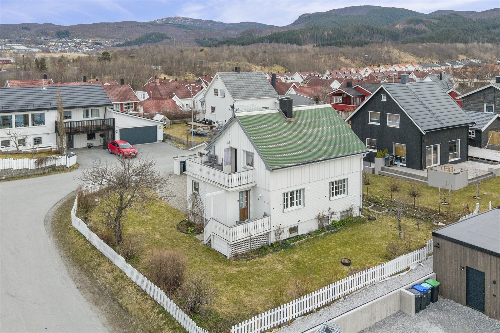 Tomten er opparbeidet med gruset gårdsplass og plen. Tomten er lett hellende og er delvis inngjerdet med stakittgjerde. Galleribilde