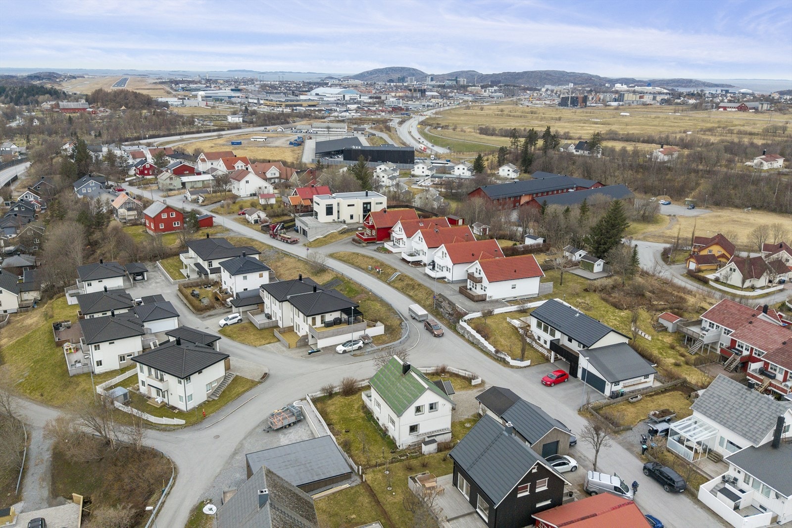 Fra boligen er det kort avstand til alle daglige fasiliteter og kun 10 minutters kjøretur til Bodø sentrum Galleribilde