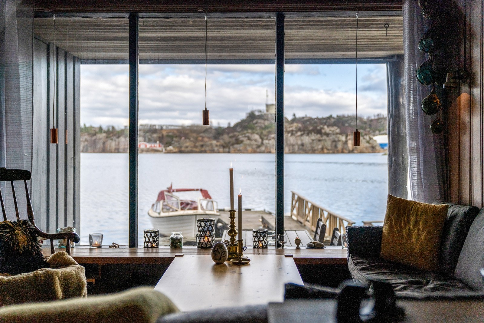 Store vindusflater slipper inn rikelig med dagslys og gir en nydelig utsikt Galleribilde