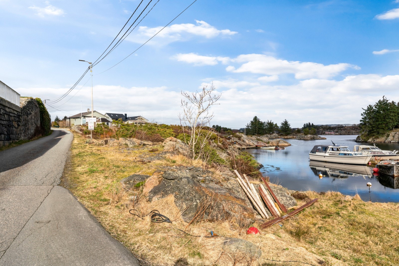 Tinglyst rett til parkeringsplass til en bil Galleribilde