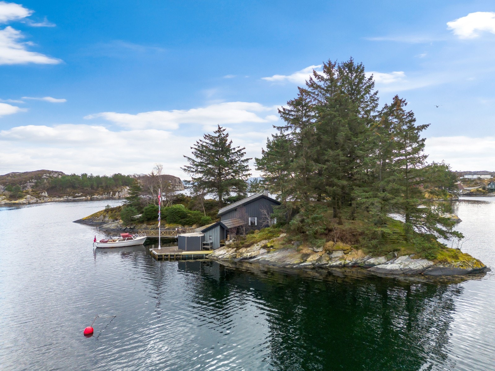Det følger med tinglyst rett til båtfeste og parkering på landsiden. I tillegg kan kjøper overta leid båtplass i flytebrygge like ved. Galleribilde