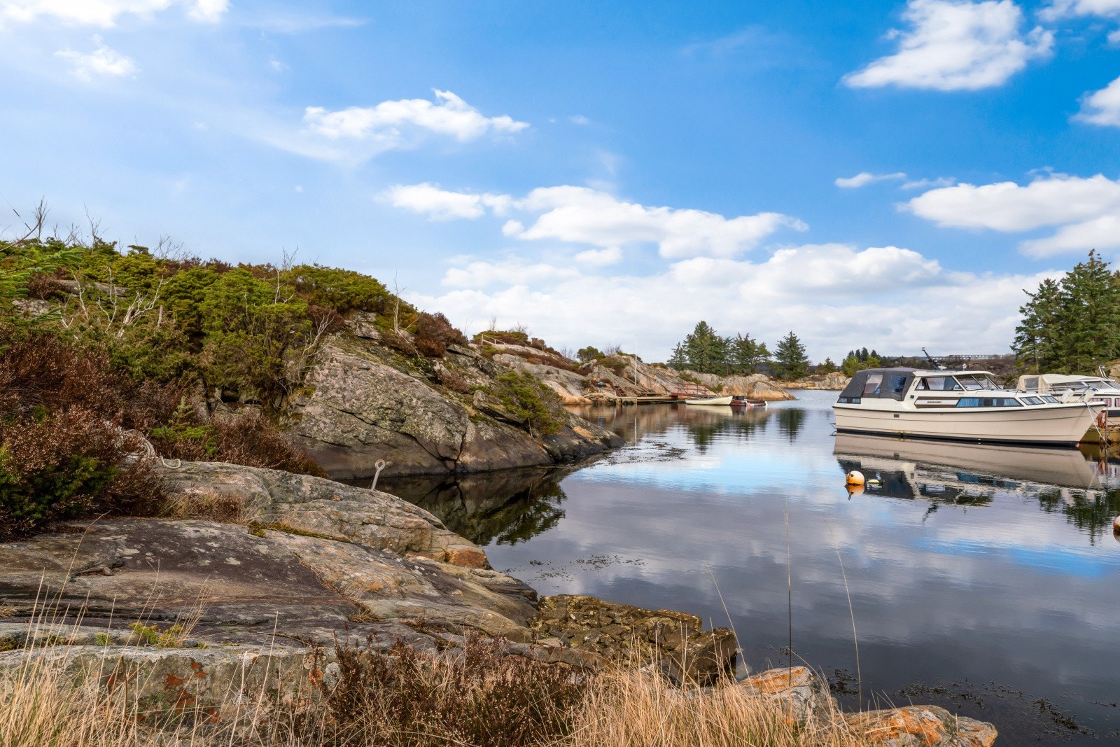 Samt rett til båtfeste, med kort vei til hytten Galleribilde