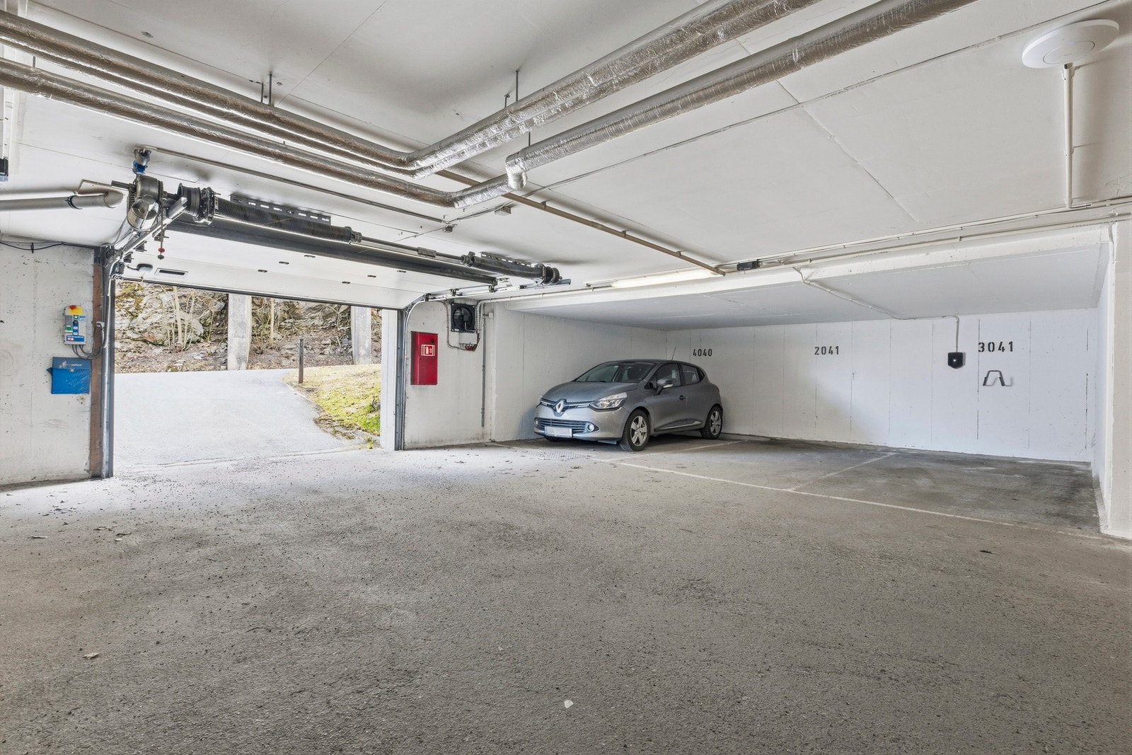 Leiligheten disponerer egen garasjeplass med elbillader Galleribilde