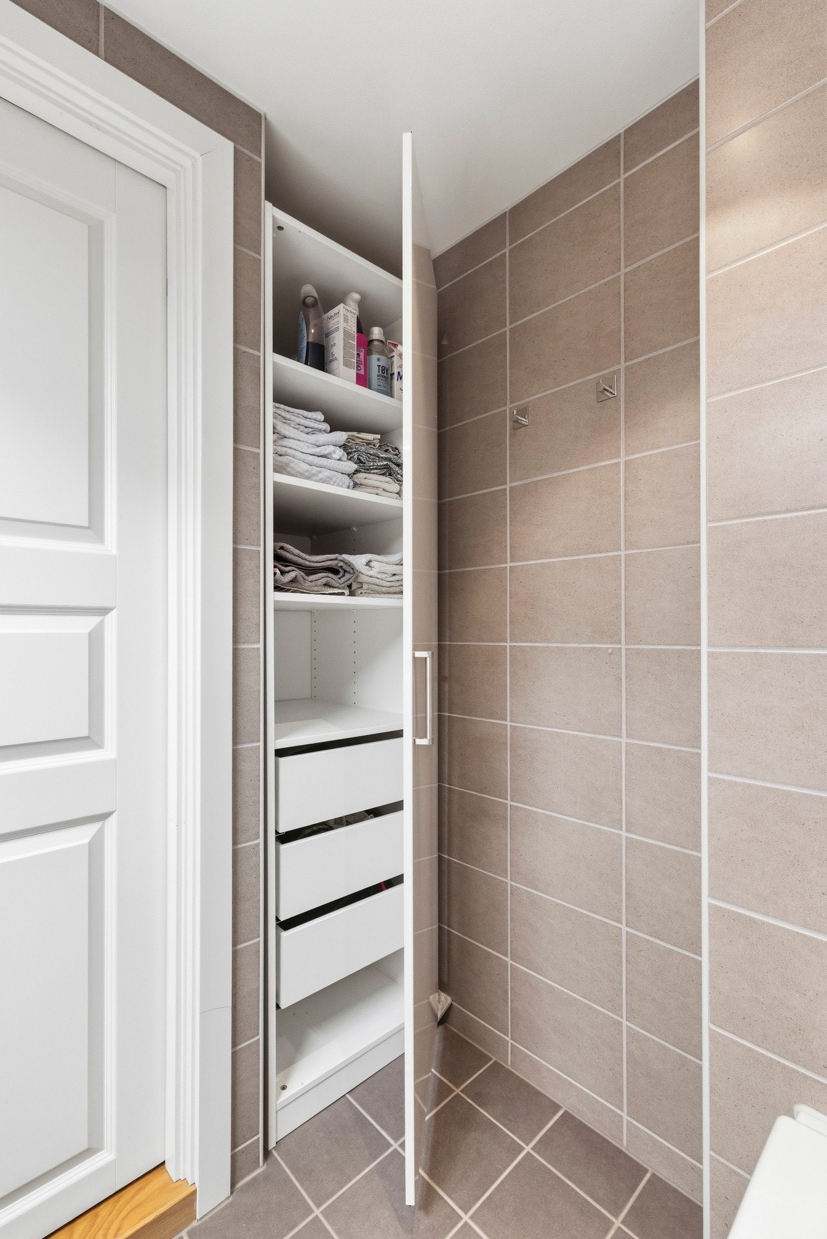 Badet har god lagringsplass Galleribilde