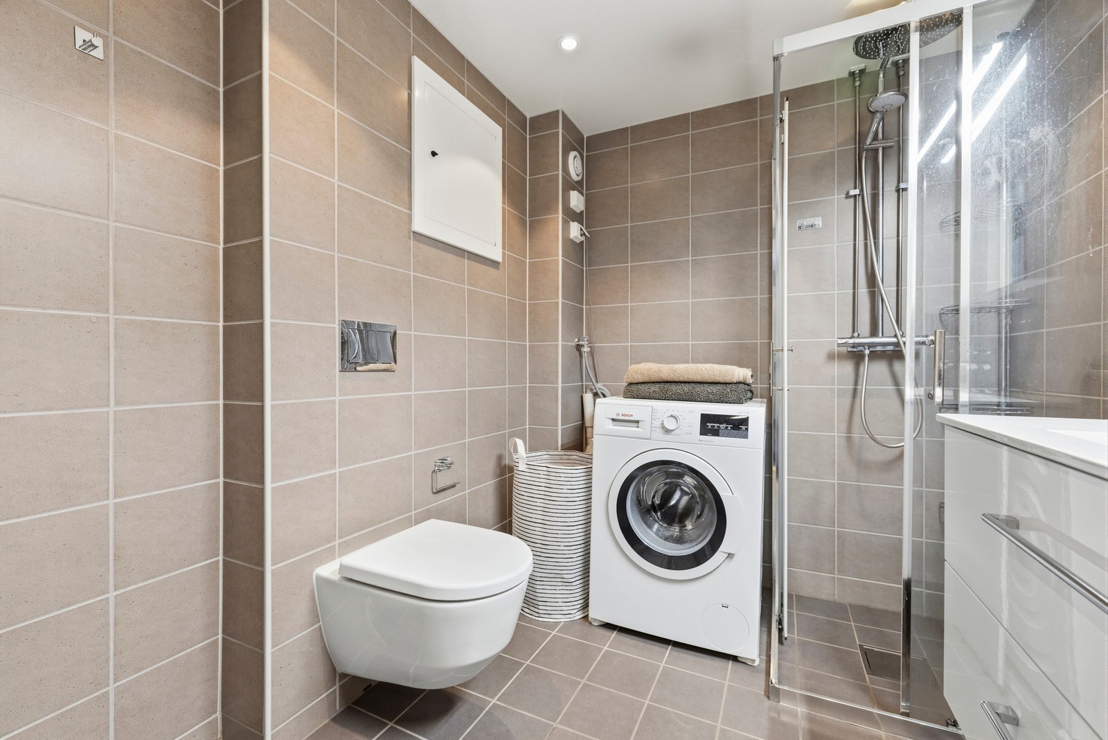 Badet fra 2020 har varmekabler, downlights og opplegg for vaskemaskin Galleribilde