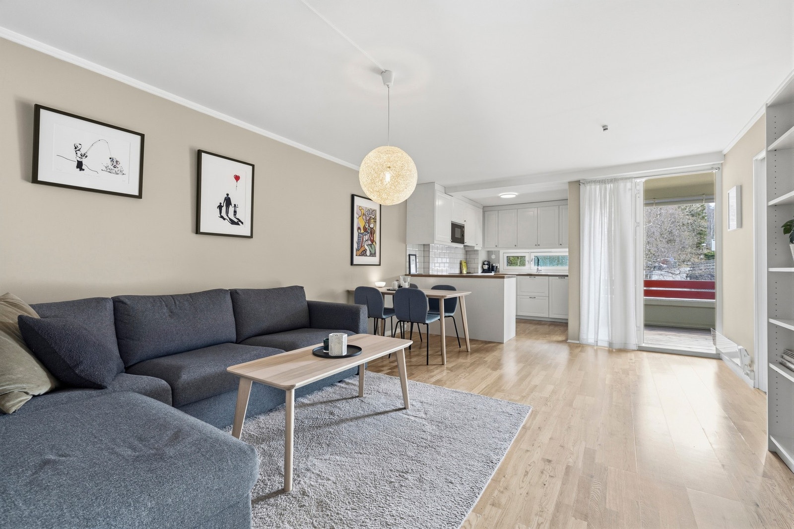 Stuen og kjøkkenet danner et åpent allrom, som innbyr til hygge fra tidlig morgen til sent på kveld Galleribilde