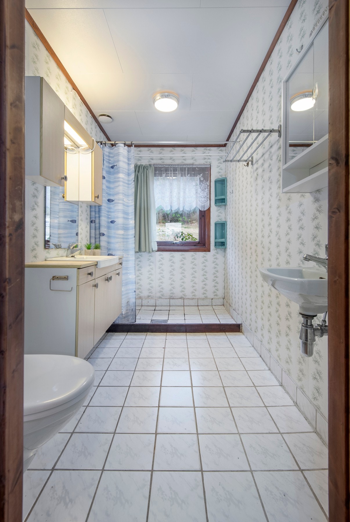 Badet er fra byggeår. Det er fliser på gulvet med kantflis. På veggene er det baderomstapet. Galleribilde