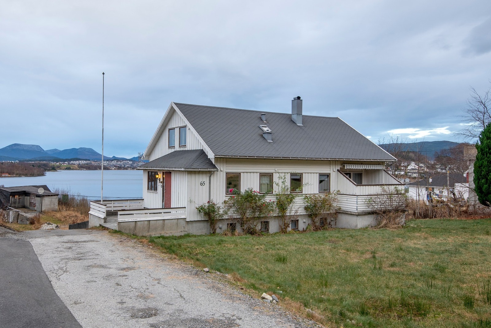 Eneboligen har behov for renovering. Galleribilde