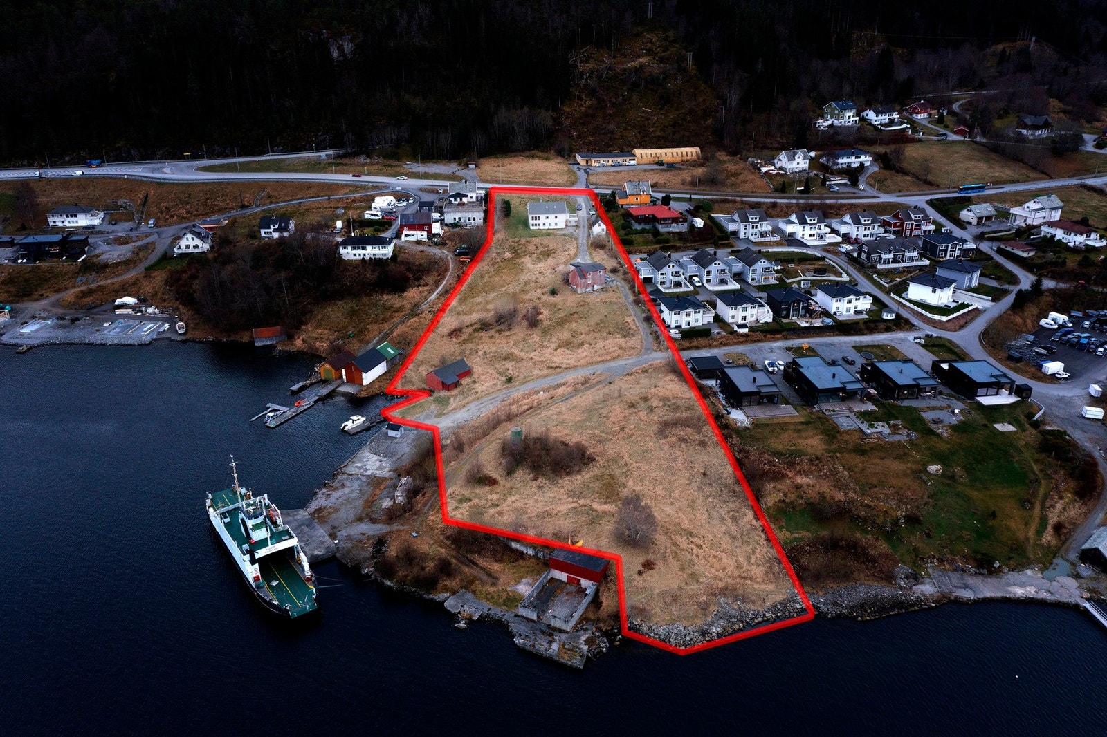 Tomtegrensen er ikke nøyaktig.Teig nr. 5 er på ca. 13 da, og er regulert til boligområde, veg, friområde og naust. Galleribilde