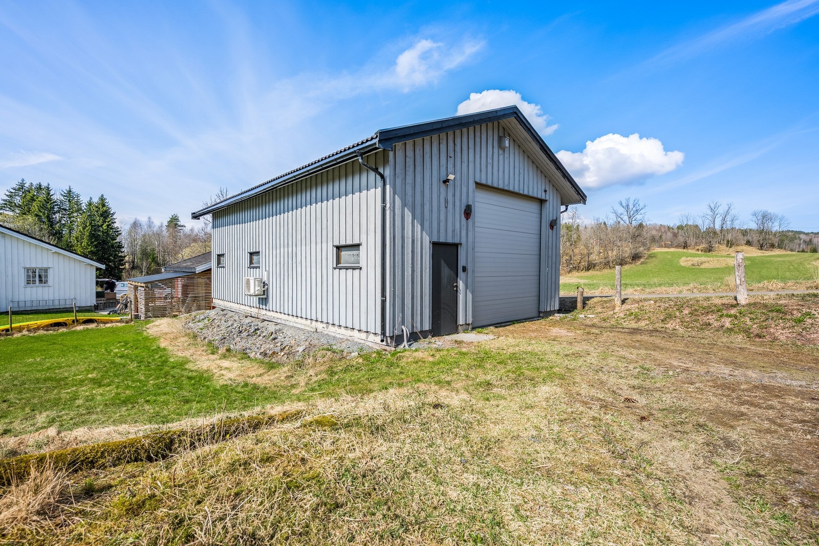 Frittstående lastebilgarasje med varmepumpe. Galleribilde